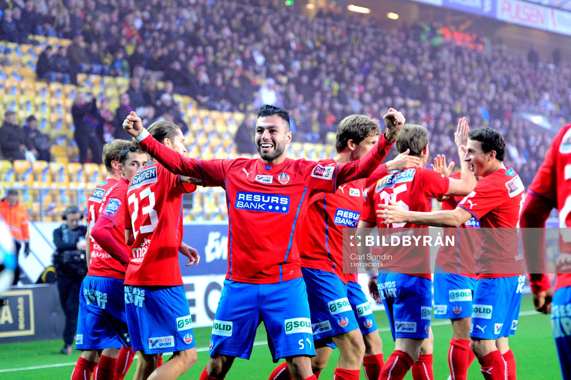 Helsingborgs Imad Khalili jublar med lagkamraterna efter att ha gjort 1-1 under fotbollsmatchen i Allsvenskan mellan Elfsborg och Helsingborg den 29 september 2013 i Borås.