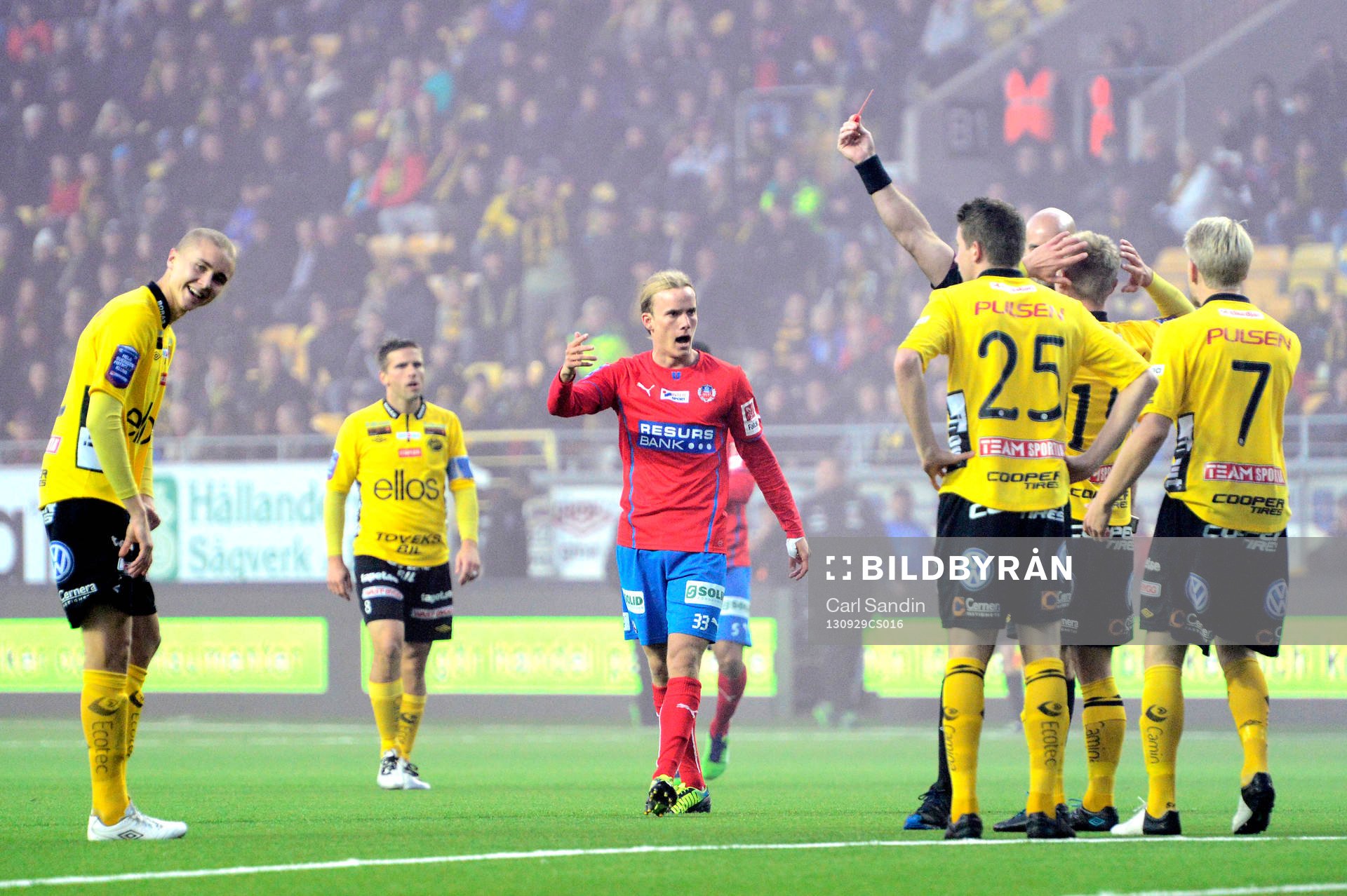 Elfsborgs Sebastian Holmén (tv) får rött kort