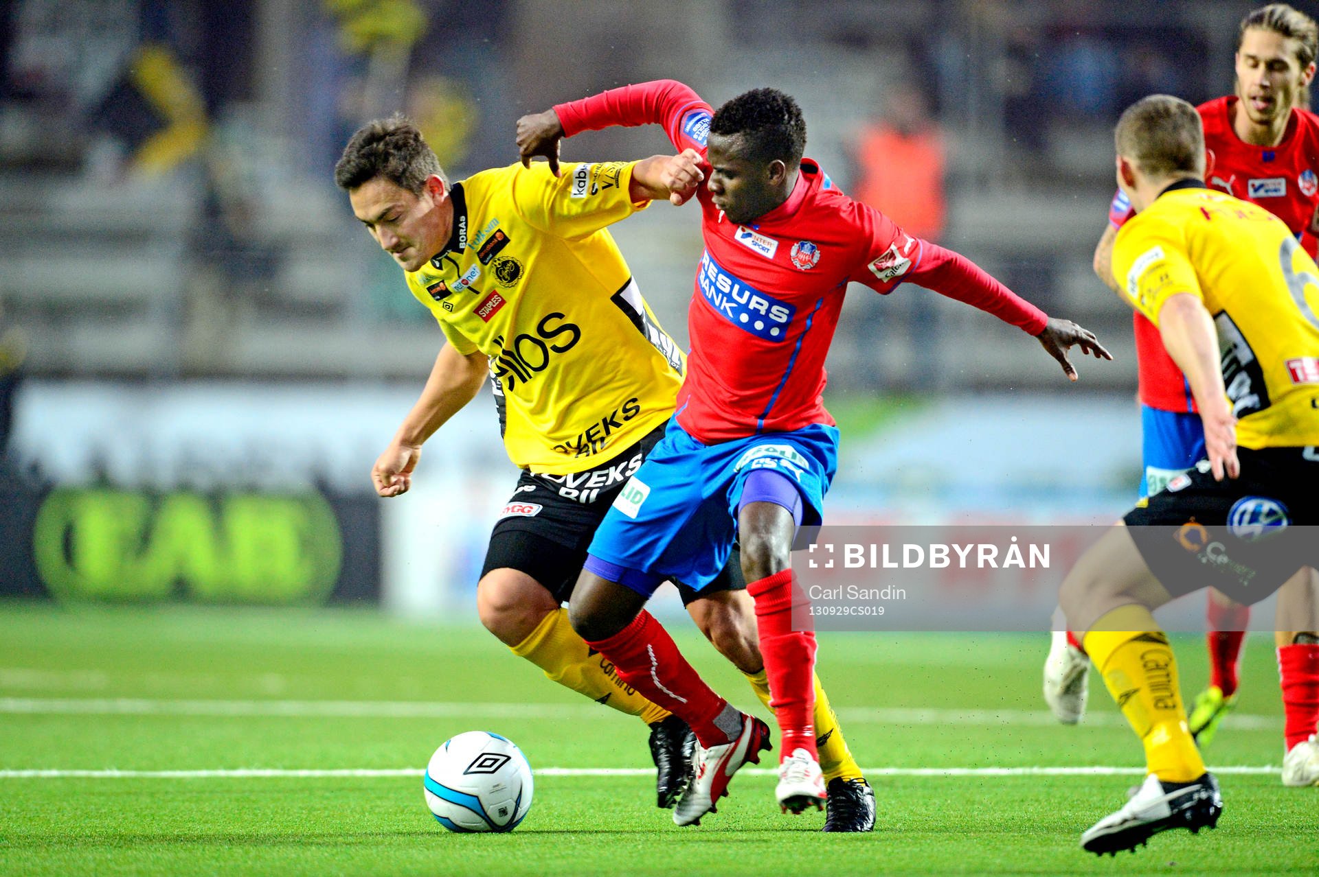 Elfsborgs Stefan Ishizaki i kamp om bollen med Helsingborgs David Accam under fotbollsmatchen i Allsvenskan mellan Elfsborg och Helsingborg den 29 september 2013 i Borås.