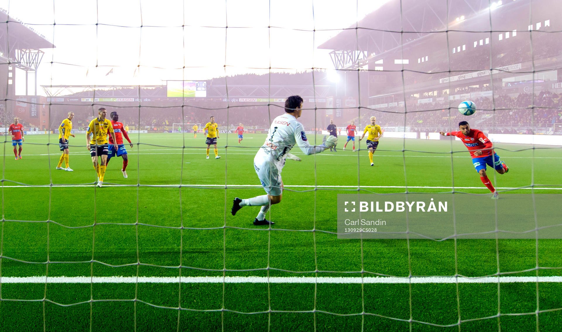 Helsingborgs Imad Khalili nickar in bollen bakom Elfsborgs