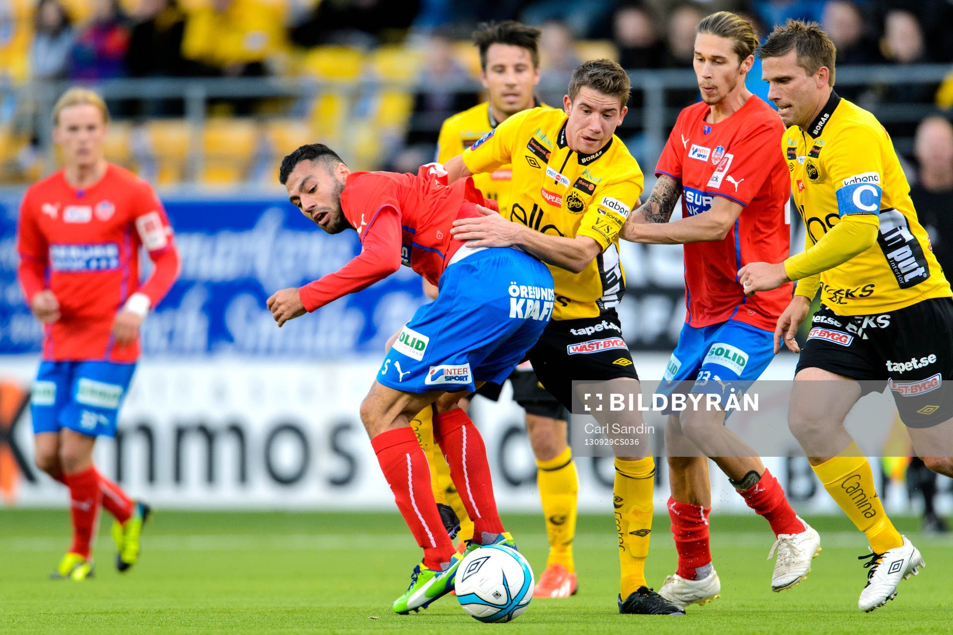 Närkamp mellan Imad Khalili och Elfsborgs Marcus Rohdén under fotbollsmatchen i Allsvenskan mellan Elfsborg och Helsingborg den 29 september 2013 i Borås. Till höger Helsingborgs Daniel Nordmark och Elfsborgs Anders Svensson,