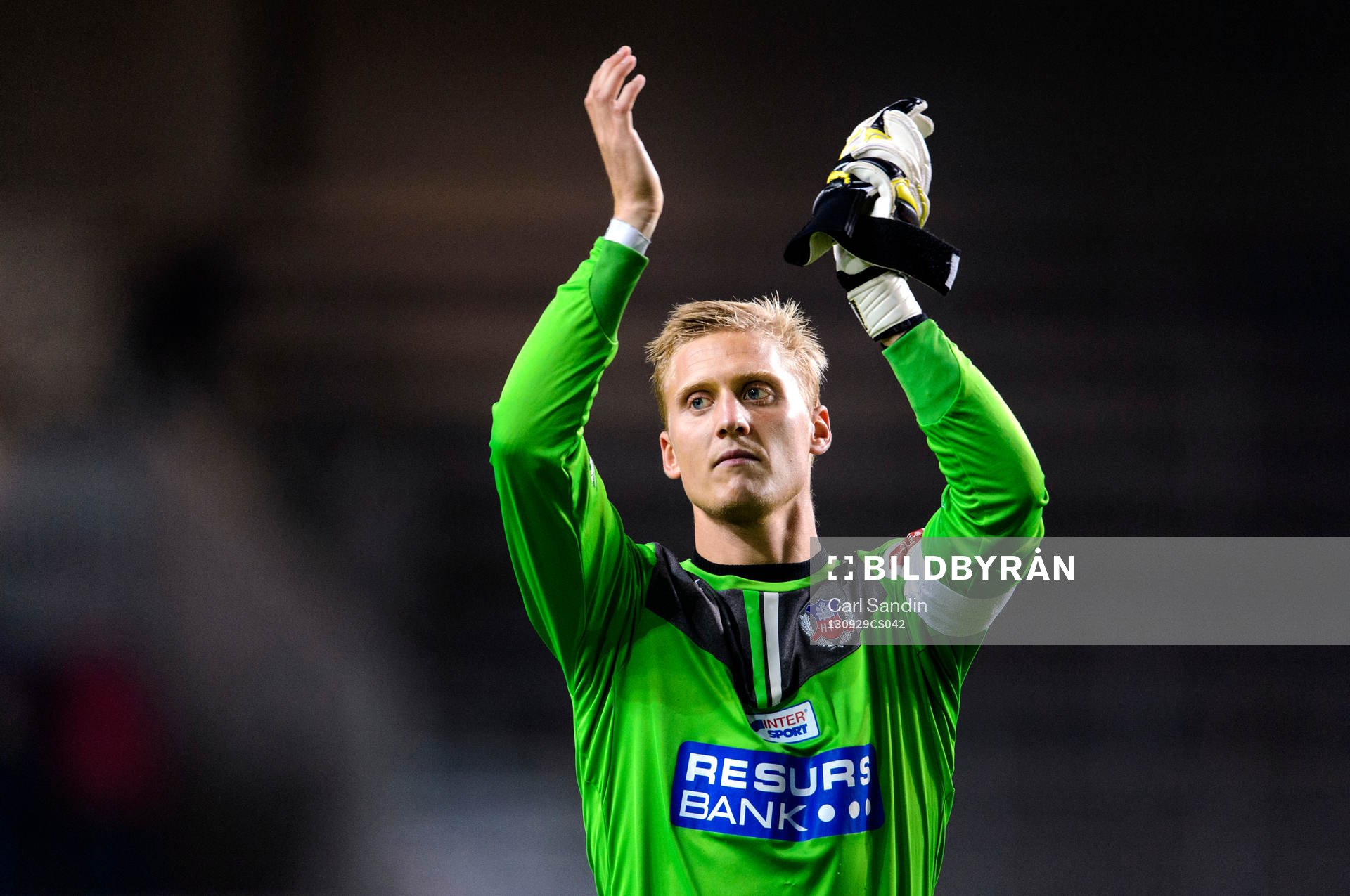 Helsingborgs målvakt Pär Hansson tackar publiken