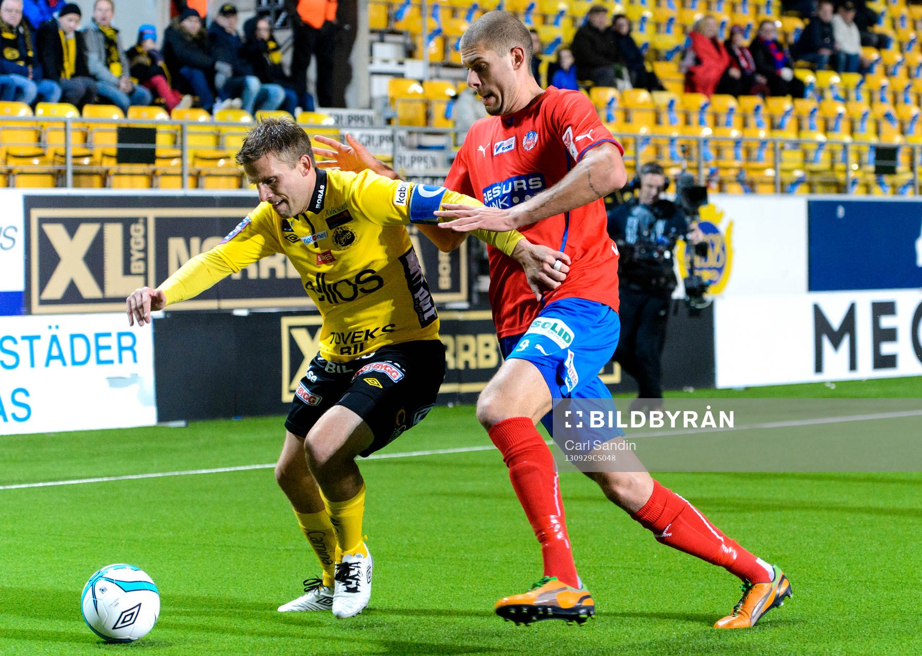 Närkamp mellan Elfsborgs Anders Svensson och Helsingborgs Robin Simovic under fotbollsmatchen i Allsvenskan mellan Elfsborg och Helsingborg den 29 september 2013 i Borås.