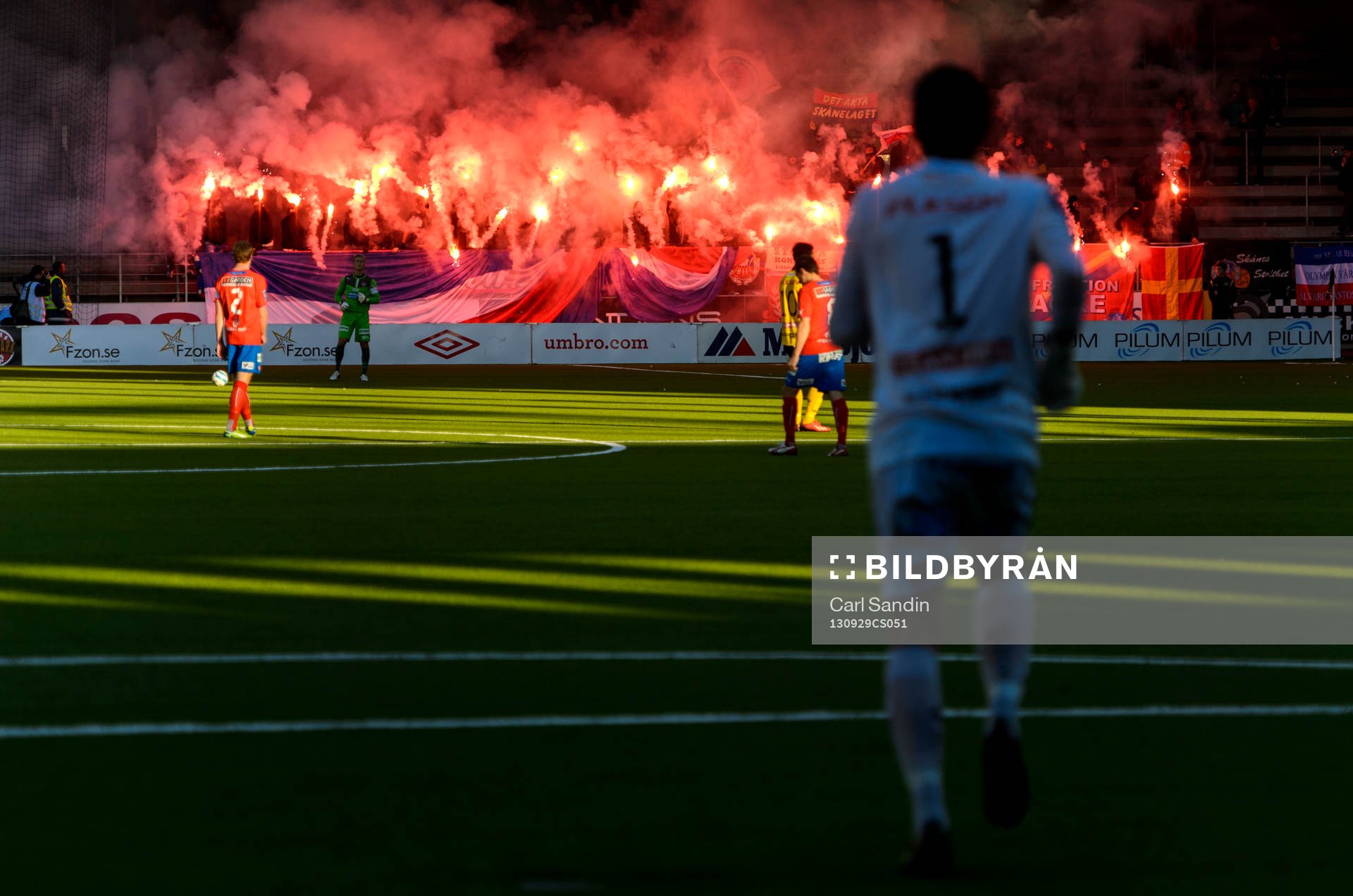 Helsingborgs supportrar tänder bengaler och starten