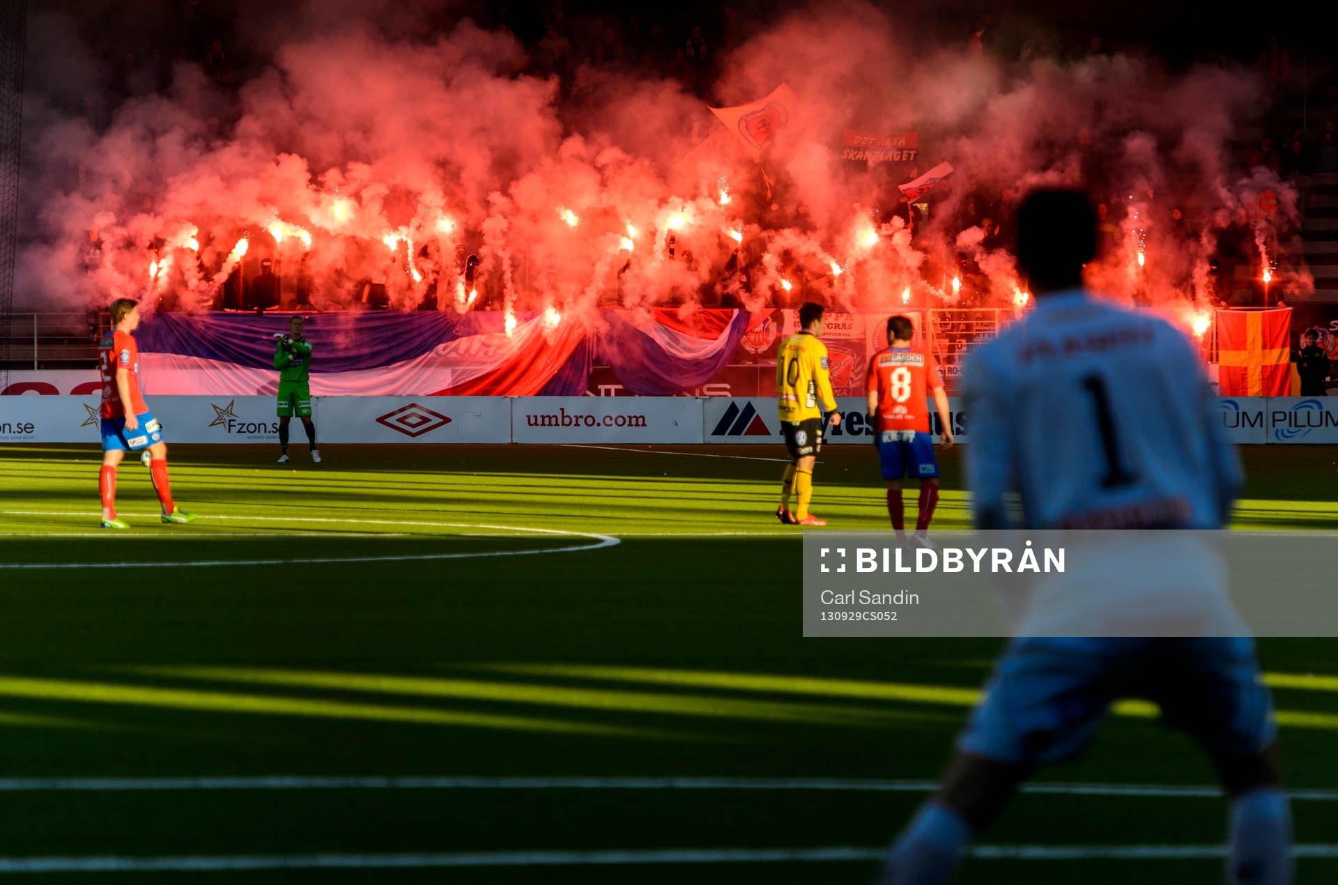 Helsingborgs supportrar tänder bengaler och starten