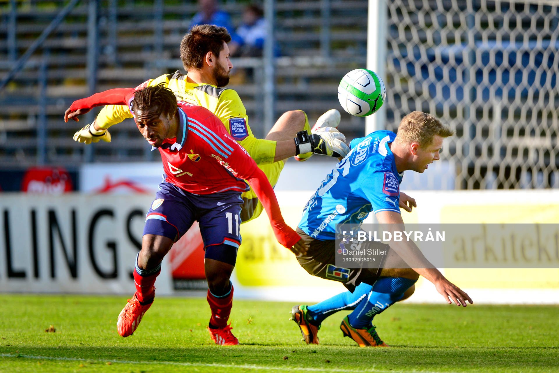 Situationen som leder till Djurgårdens 1-4 som görs av Amadou Jawo framför Halmstads målvakt Stojan Lukic och Rickard Magyar under fotbollsmatchen i Allsvenskan mellan Halmstad och Djurgården 29 september 2013 i Halmstad.