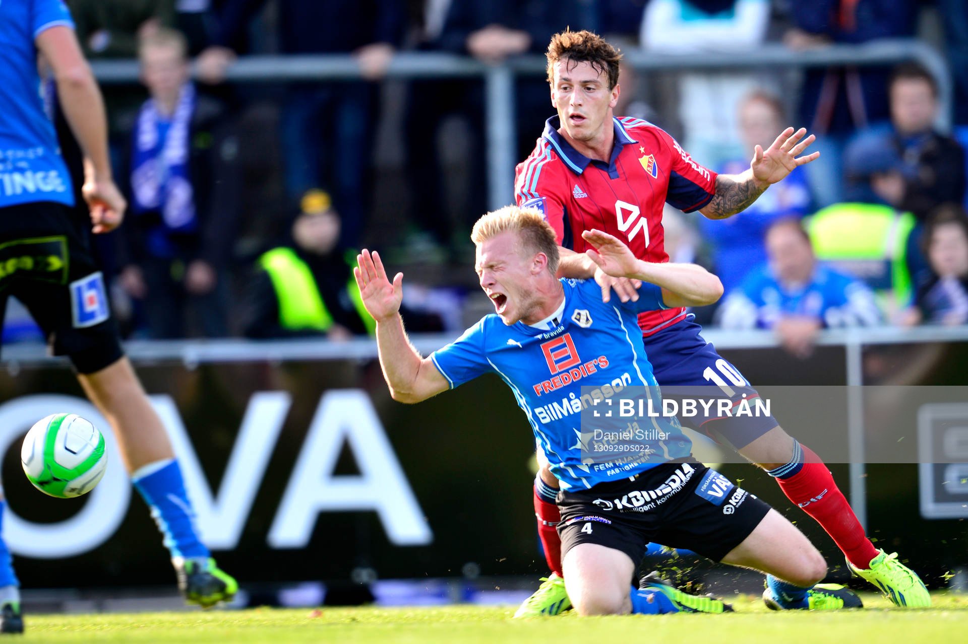 Halmstad Andreas Landgren faller framför Djurgårdens Erton Fejzullahu under fotbollsmatchen i Allsvenskan mellan Halmstad och Djurgården 29 september 2013 i Halmstad.