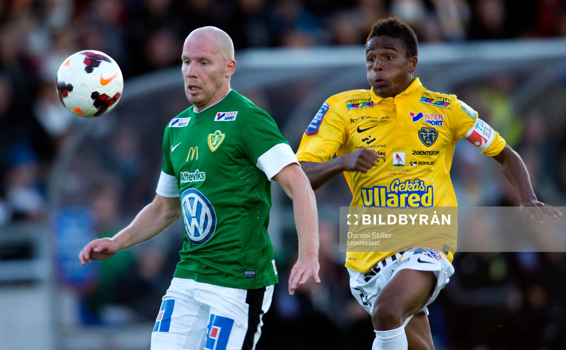 Jönköping Södras Viktor Rönneklev före Falkenbergs Niclas Eliasson under fotbollsmatchen i Superettan mellan Falkenberg och Jönköping Södra 29 september 2013 i Falkenberg .