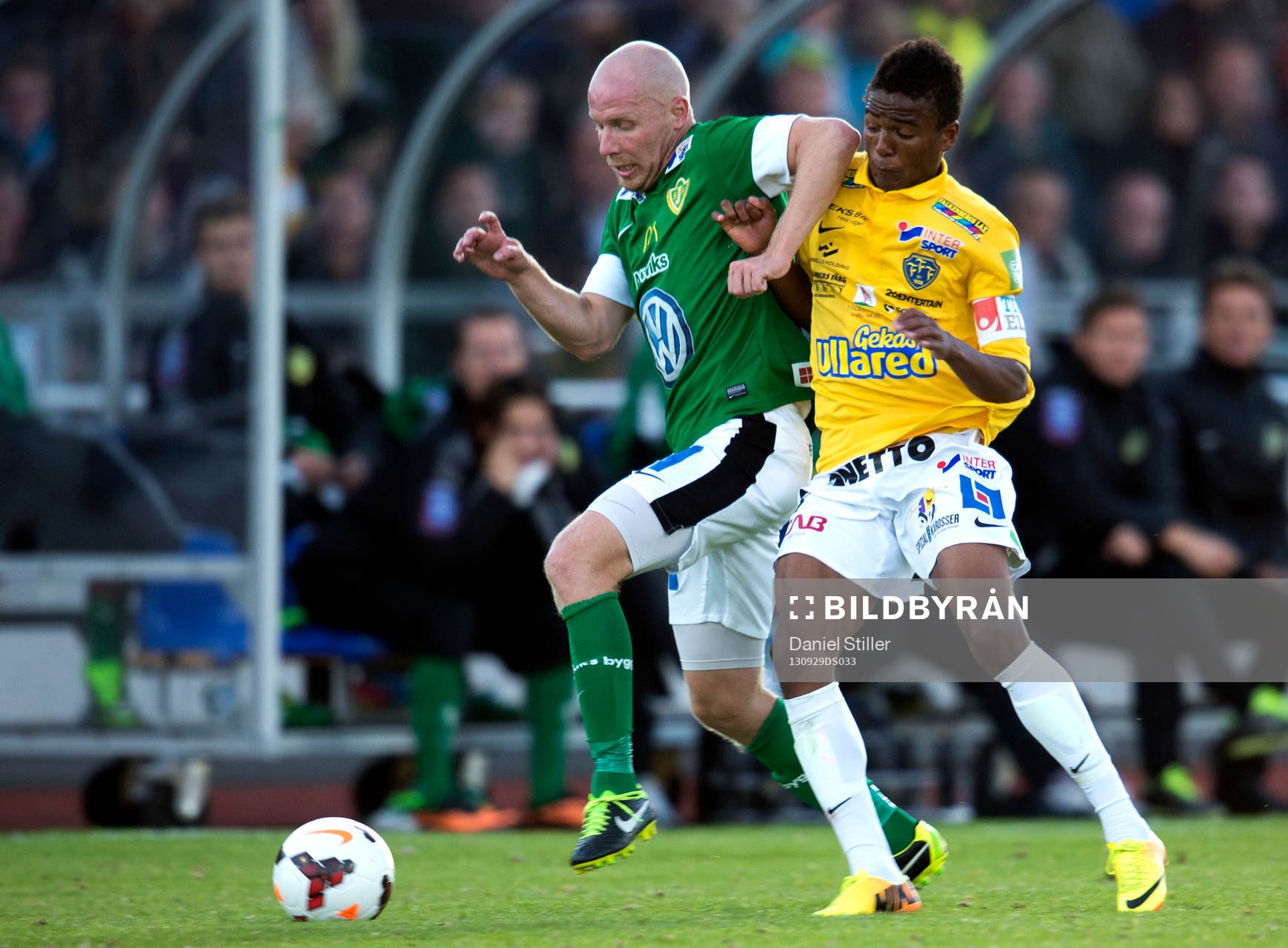 Jönköping Södras Viktor Rönneklev före Falkenbergs Niclas Eliasson under fotbollsmatchen i Superettan mellan Falkenberg och Jönköping Södra 29 september 2013 i Falkenberg .