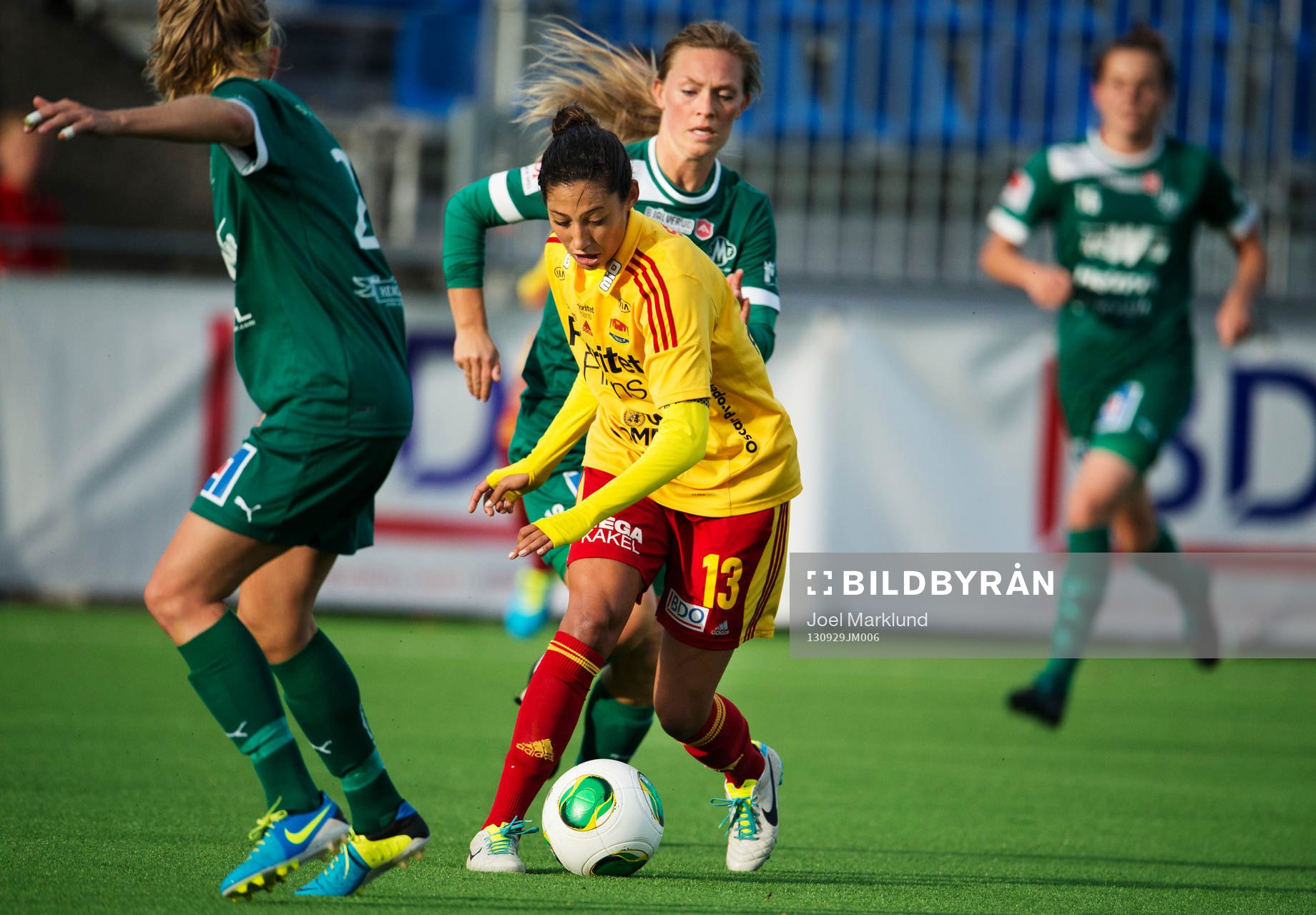Tyresös Christen Press dribblar