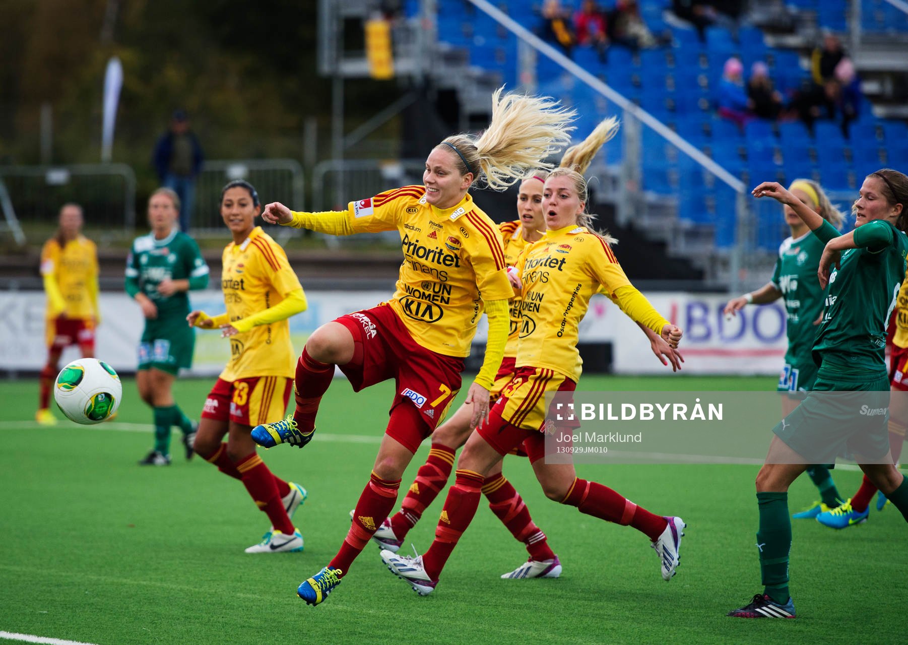 Tyresös Lisa Dahlkvist missar bollen framför mål