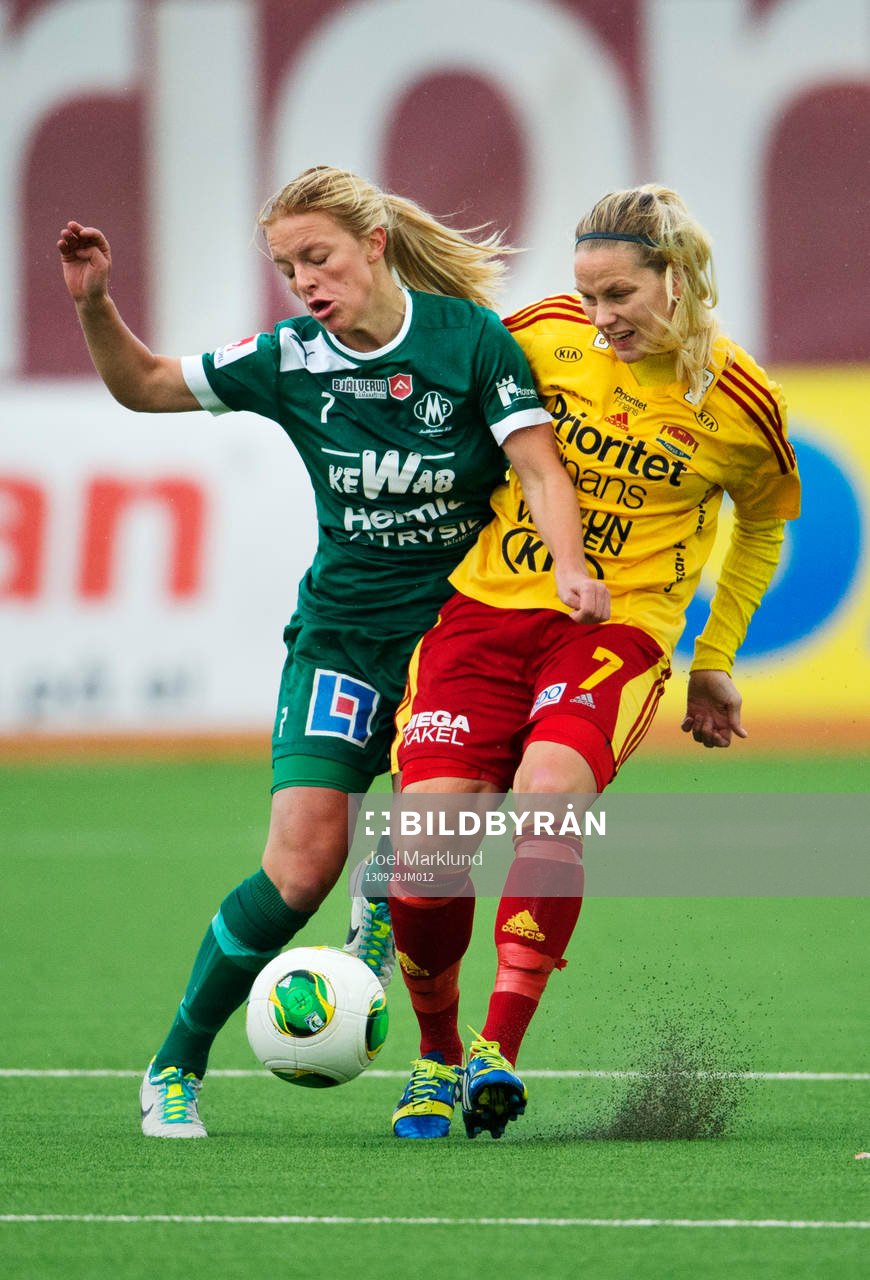 Mallbackens Mimmi Larsson och Tyresös Lisa Dahlkvist i en