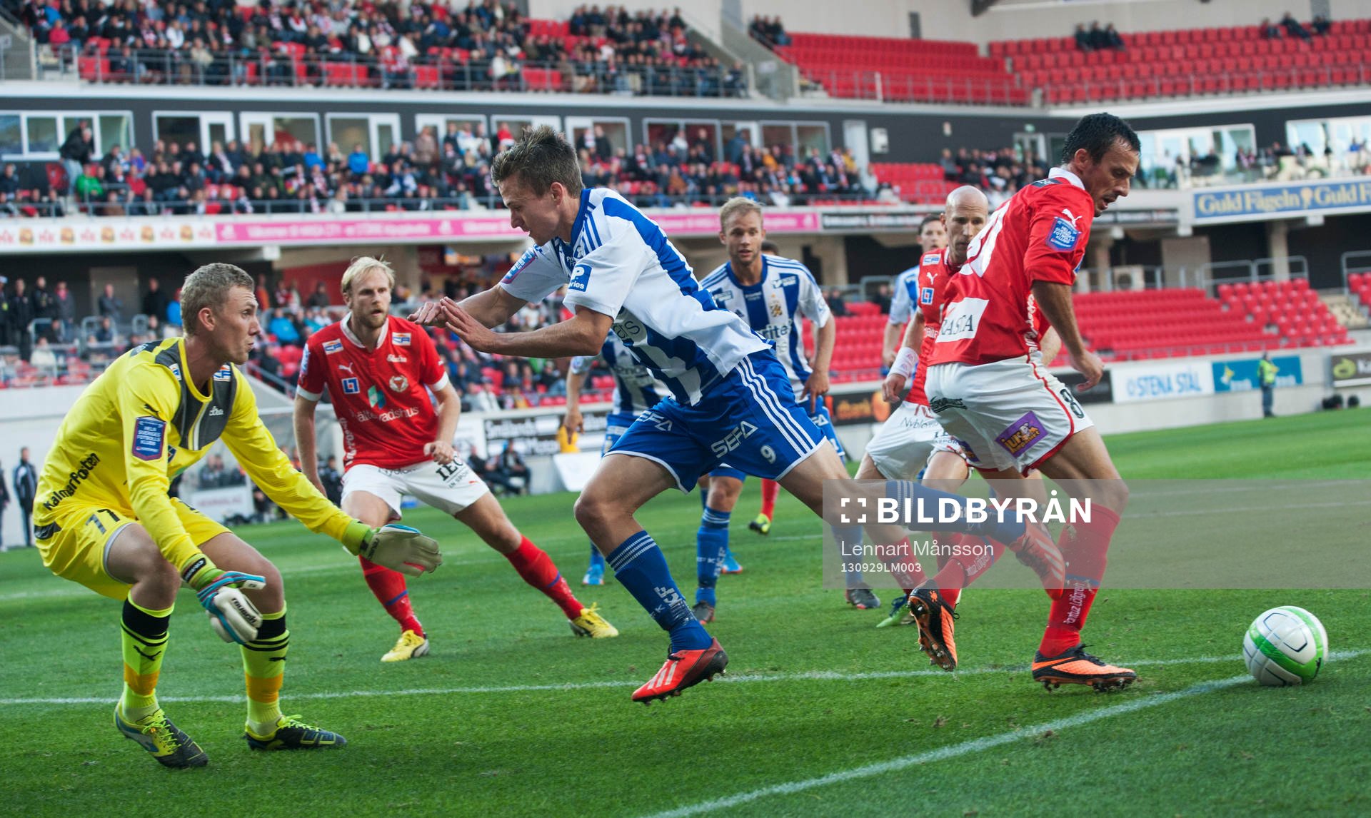 Lars Vibe, IFK Göteborg, glömmer bollen, som tas omband