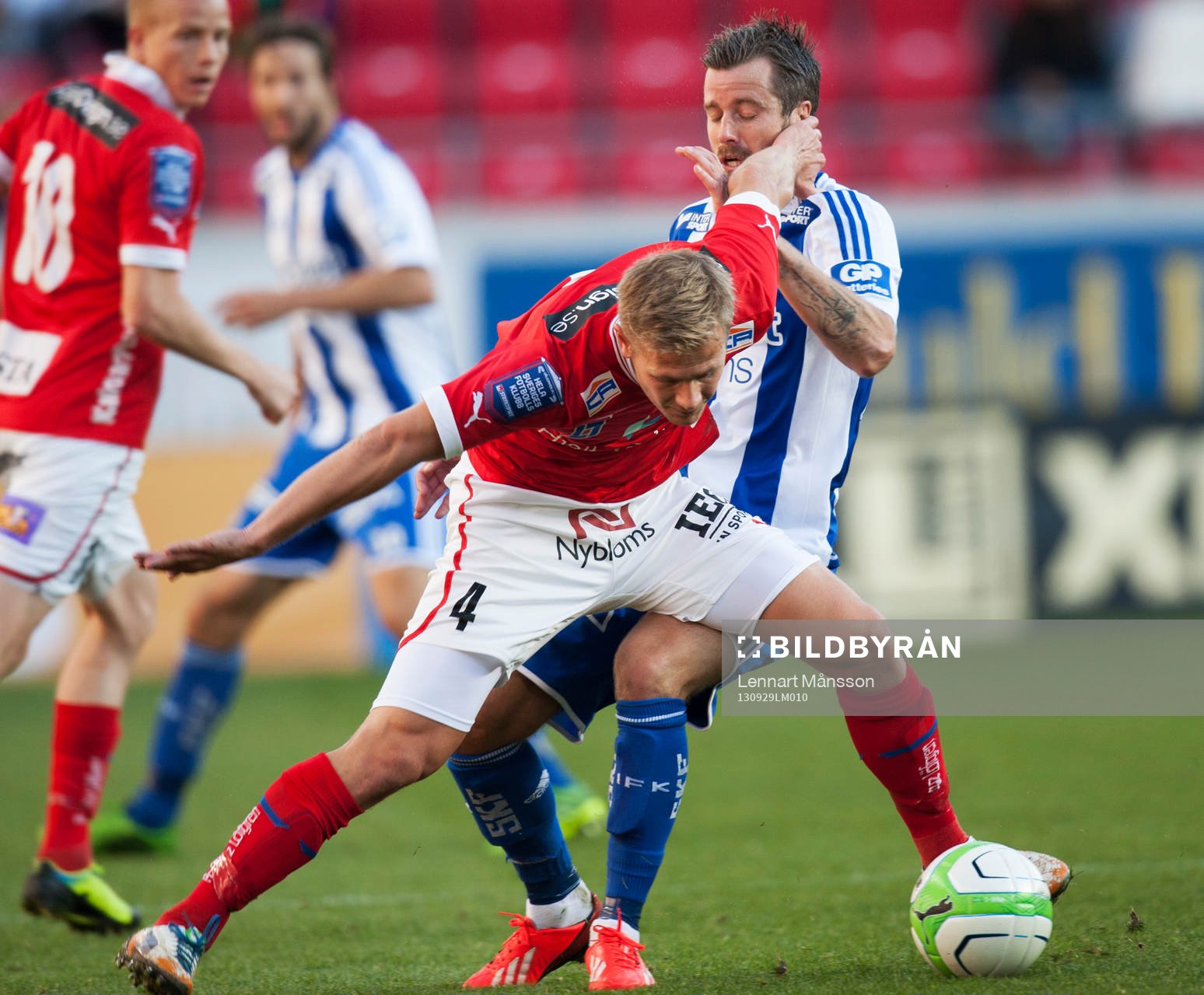 Erik Israelsson, Kalmar, trycker till Pontus Farnerud,