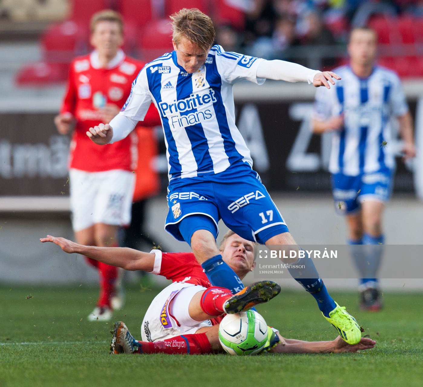 Erik Israelsson, Kalmar, glidtacklar Sam Larsson,