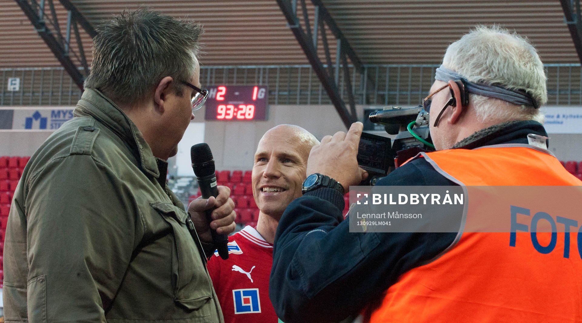 En nöjd Henrik Rydström, kalmar, när ljustavlan lyser