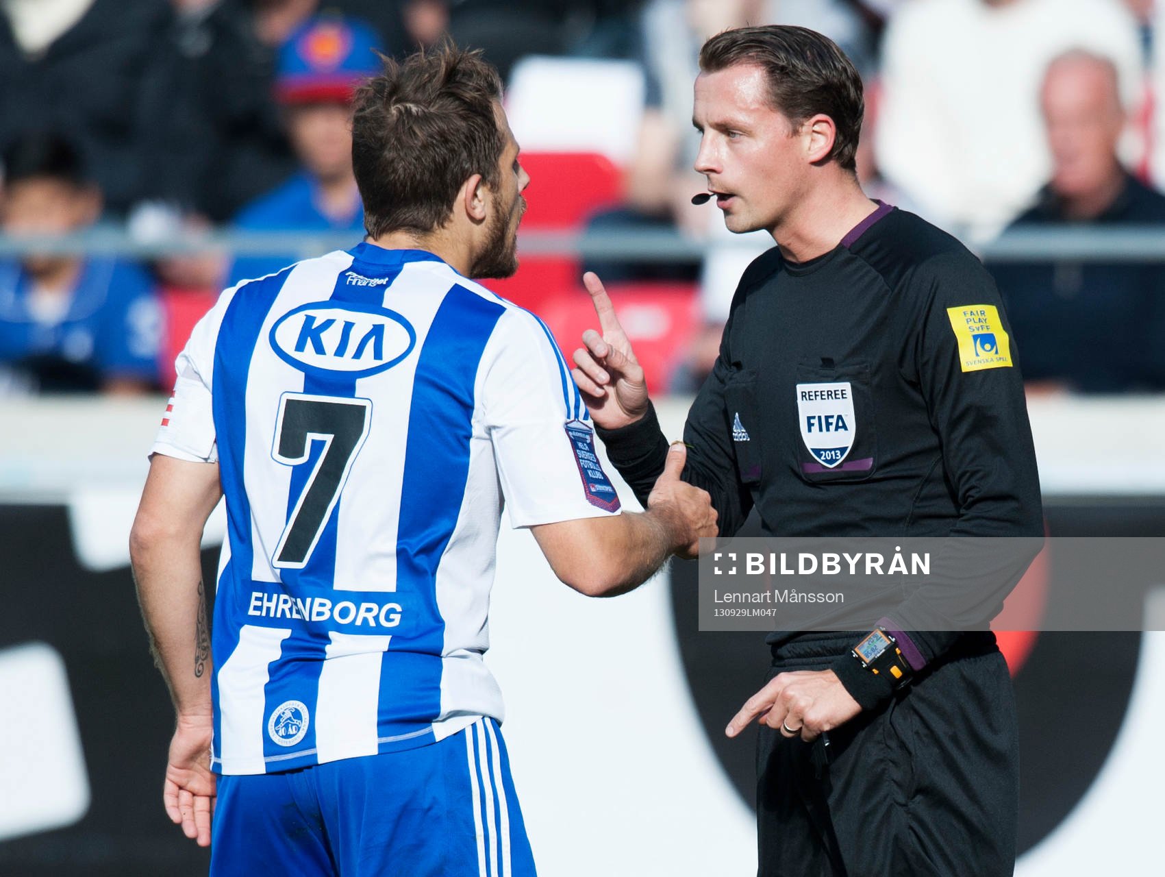 Andreas Ekberg, domare, förmanar Tobias Hysén i