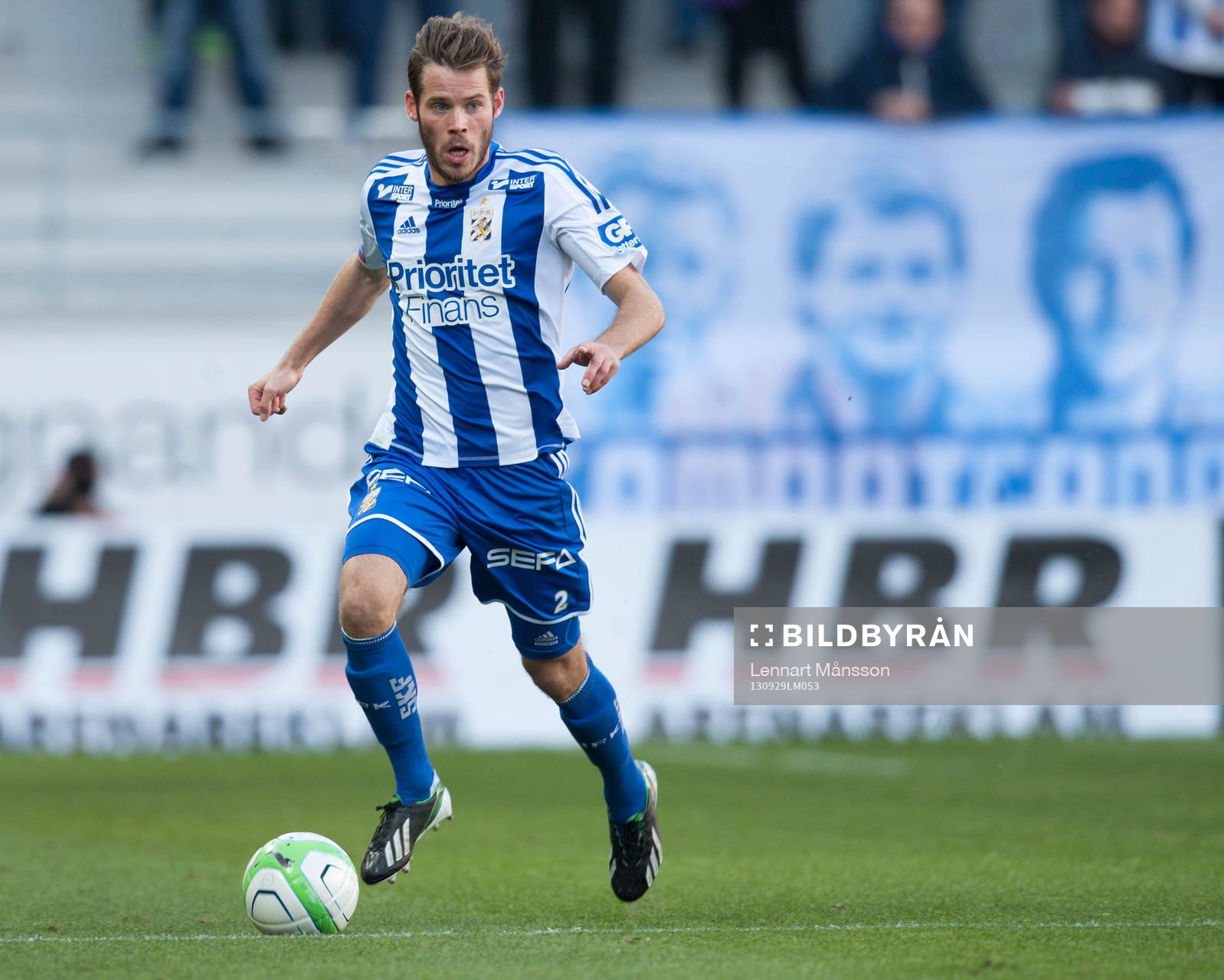 Banderoll med tre IFK Göteborgs-legendarer, Bertil