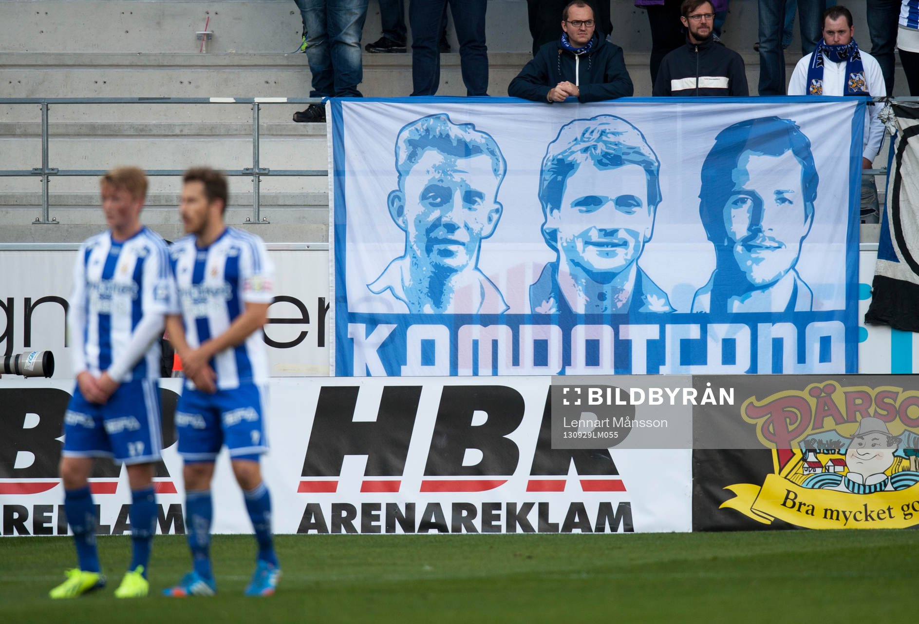 Banderoll med tre IFK Göteborgs-legendarer, Bertil
