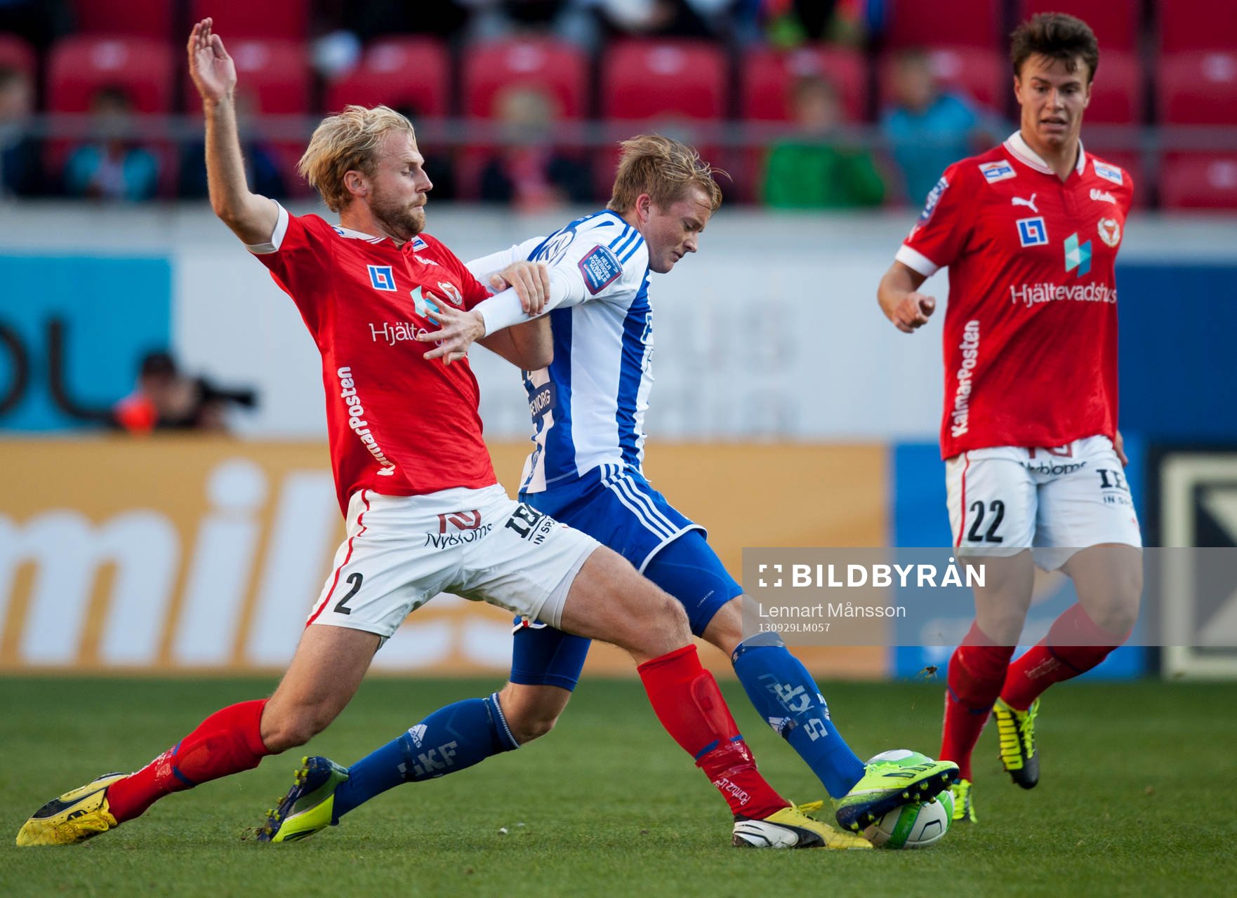 Sam Larsson, Göteborg, glidtacklas av Markus