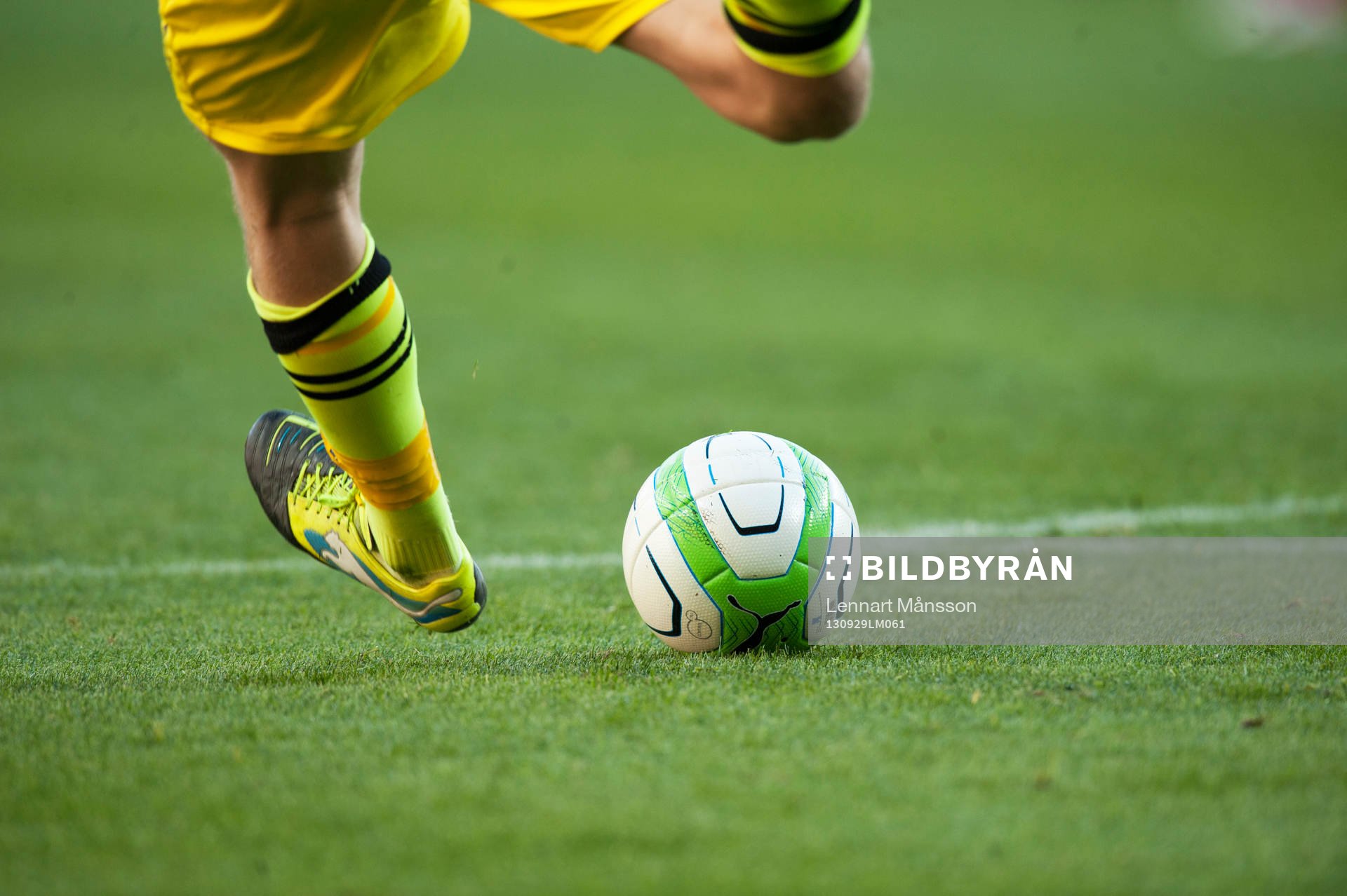 Inspark, fot, fotbollssko, boll, gräs  i