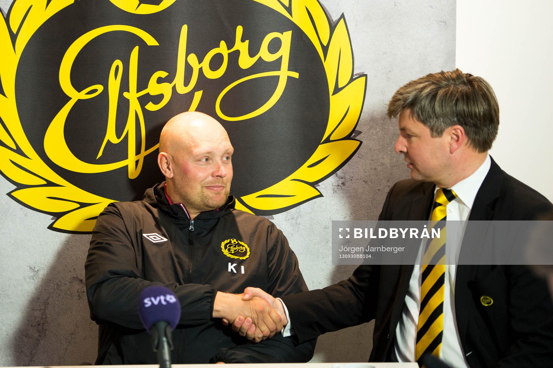 Elfsborgs ordförande Bo Johansson skakar hand med Klas