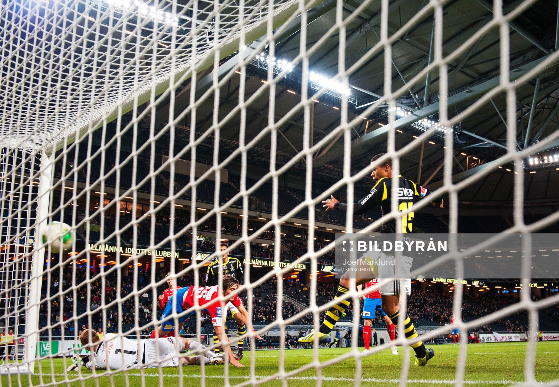 s Robin Quaison skjuter in 2-1