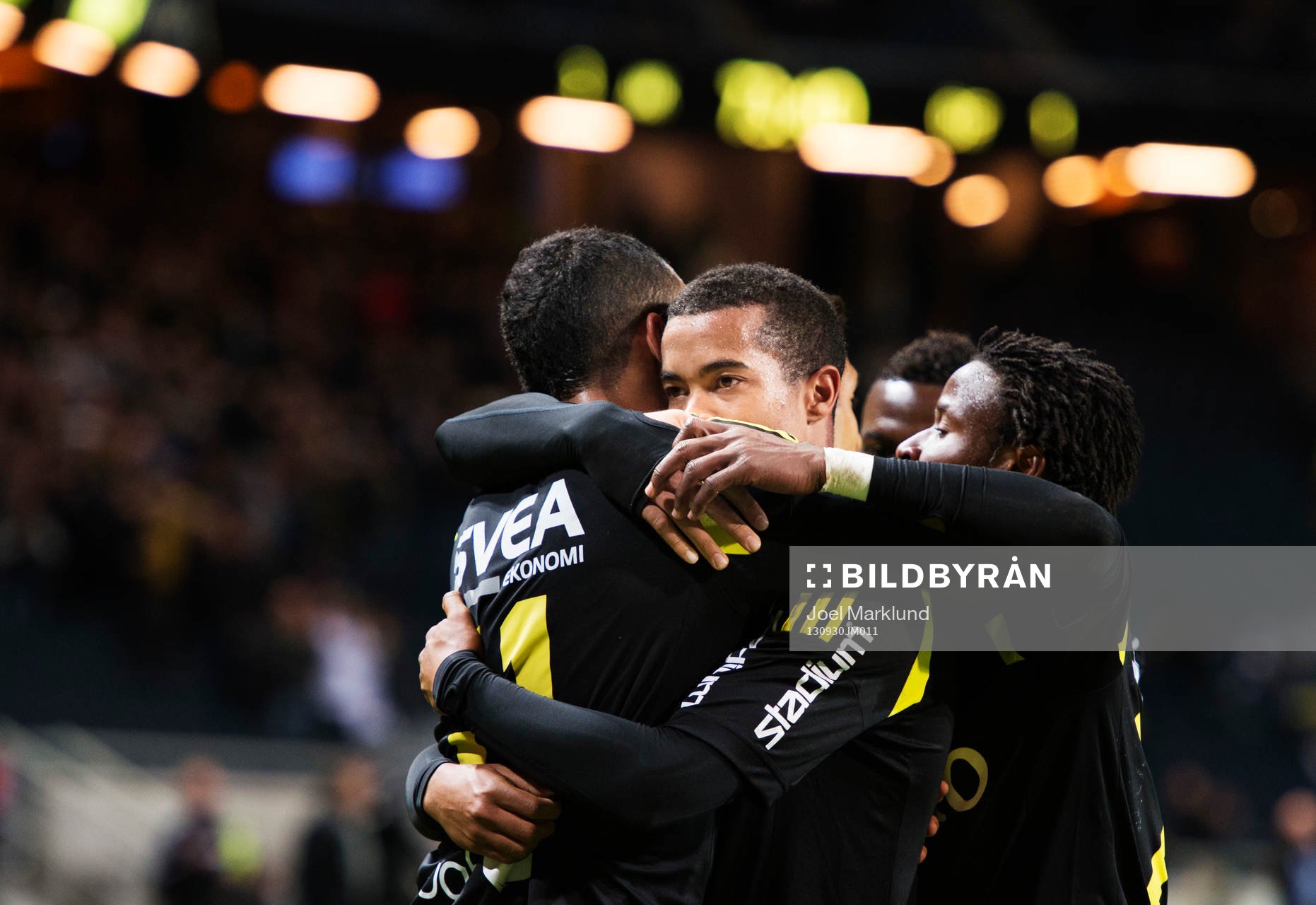 s Robin Quaison kramas om av lagkamrater