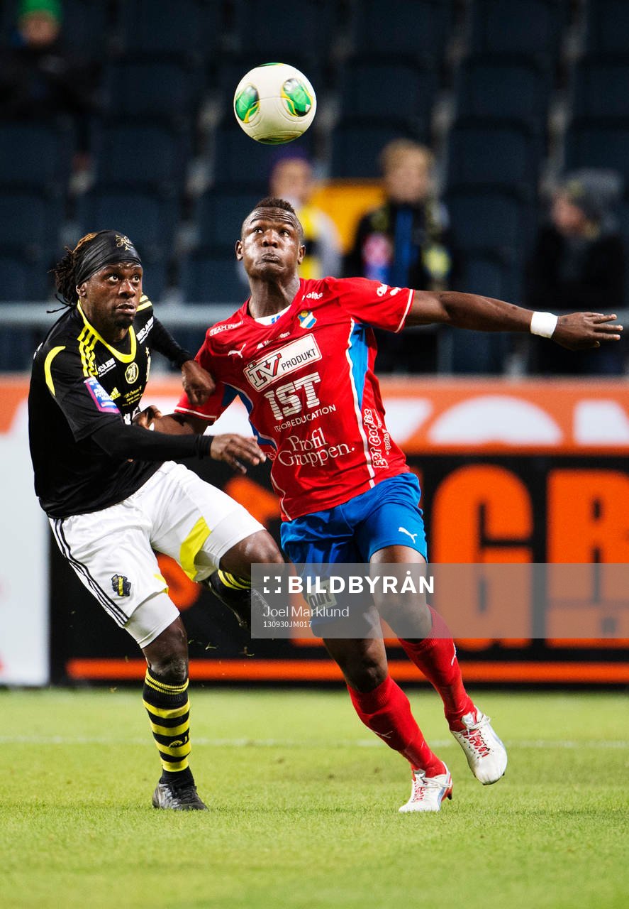 s Martin Kayongo-Mutumba i en duell med Östers Alhaji Gero