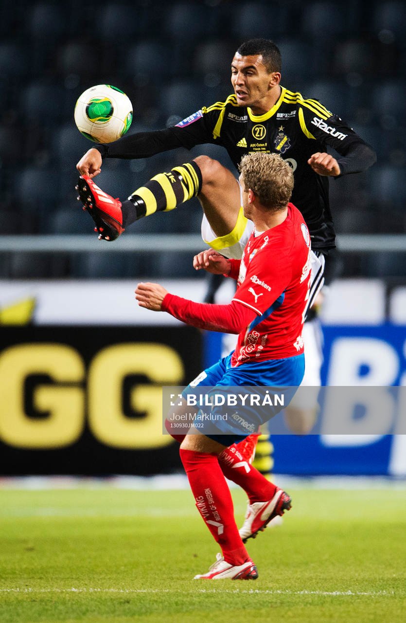 s Nabil Bahoui tar ner bollen framför Östers Stefan