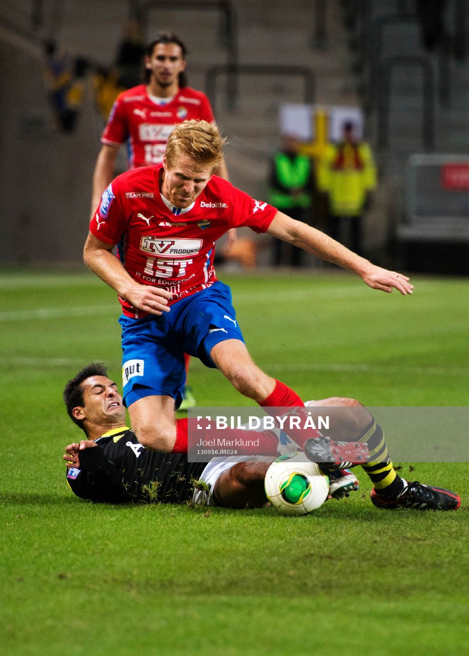 s Celso Borges tacklar Östers Josef Elvby