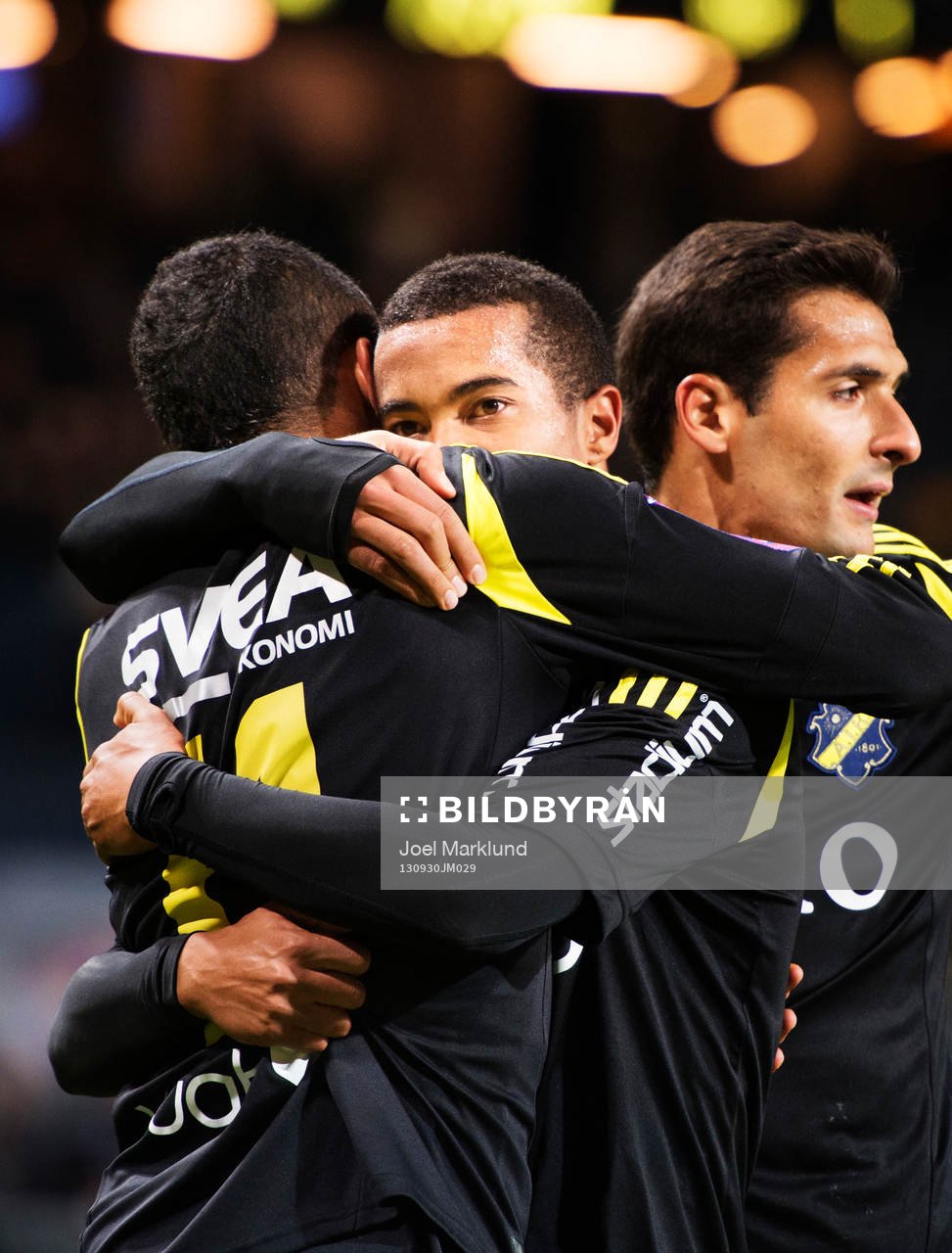 s Nabil Bahoui, Robin Quaison och Celso Borges kramar om