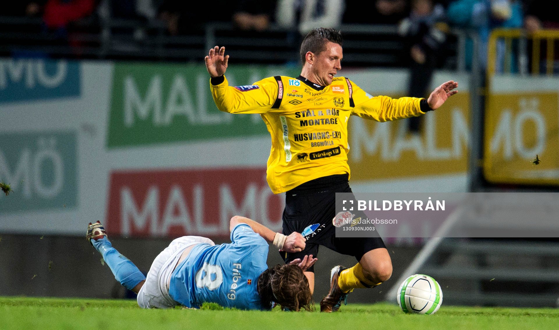 Malmös Erik Friberg drar ner Mjällbys Kristian Haynes