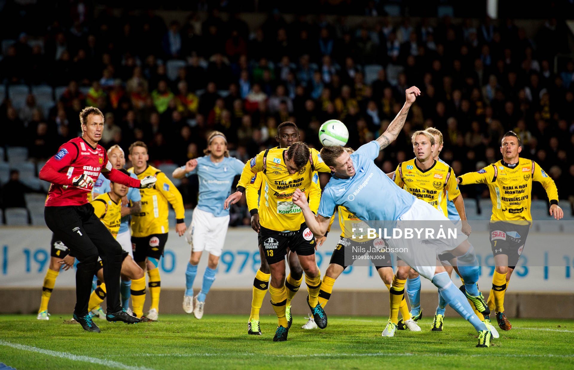 Mjällbys målvakt Mattias Asper ser när Malmös Pontus