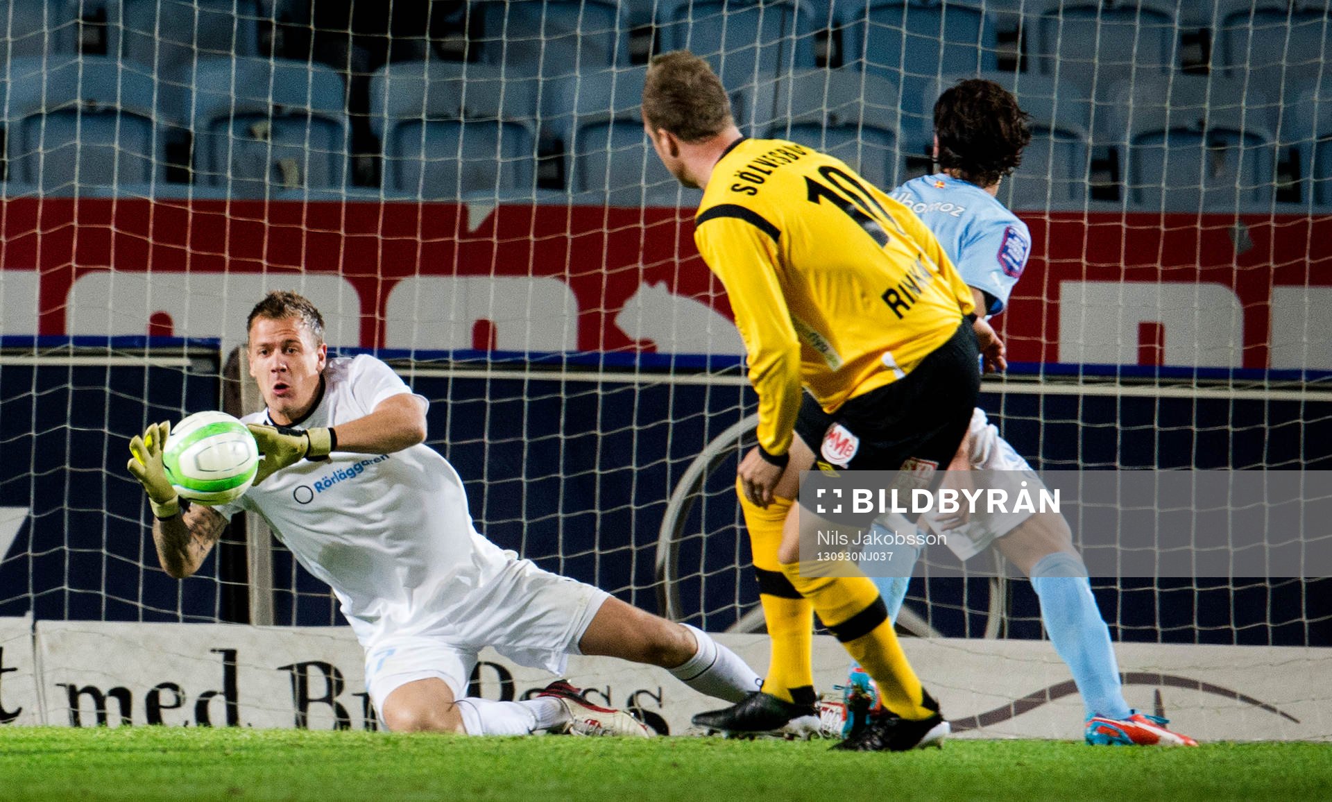 Malmös Johan Dahlin, målvakt, räddar skottet från