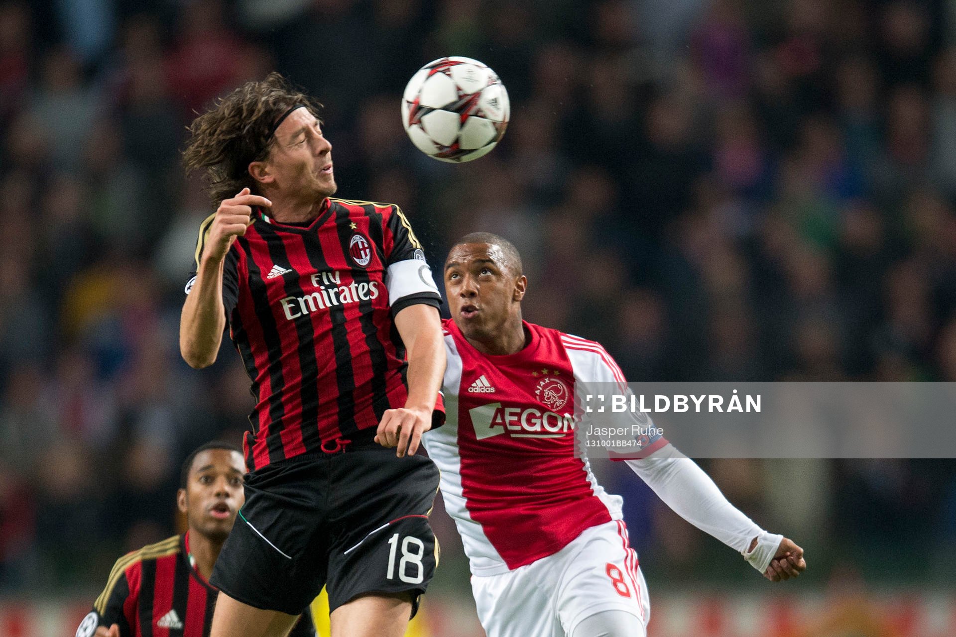  AMSTERDAM , Ajax - AC Milan , 01-10-2013 , Amsterdam Arena , AC Milan speler Riccardo Montolivo (l) in duel met Ajax speler Lerin Duarte (r) .