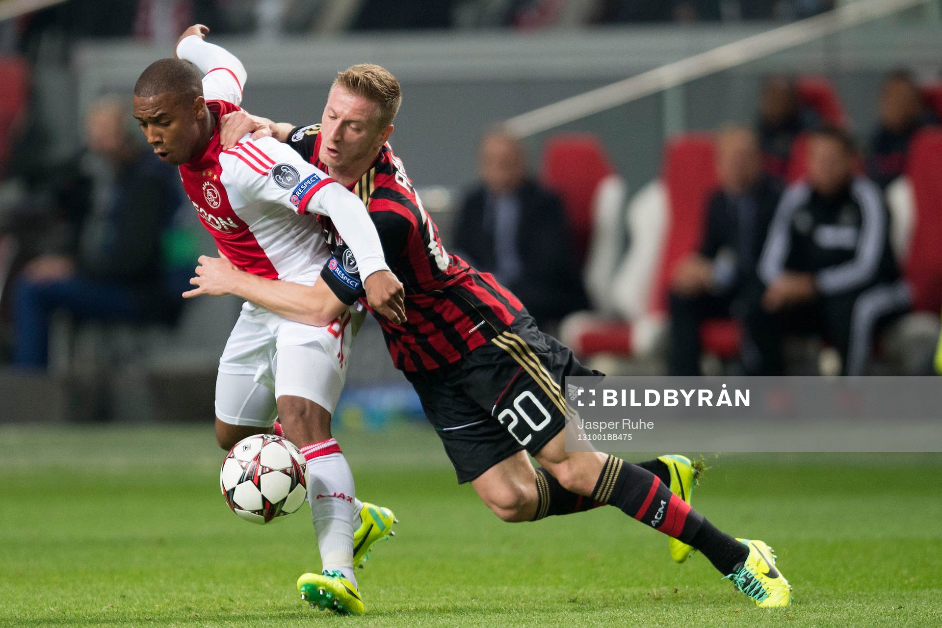  AMSTERDAM , Ajax - AC Milan , 01-10-2013 , Amsterdam Arena , Ajax speler Lerin Duarte (l) in duel met AC Milan speler Ignazio Abate (r) .