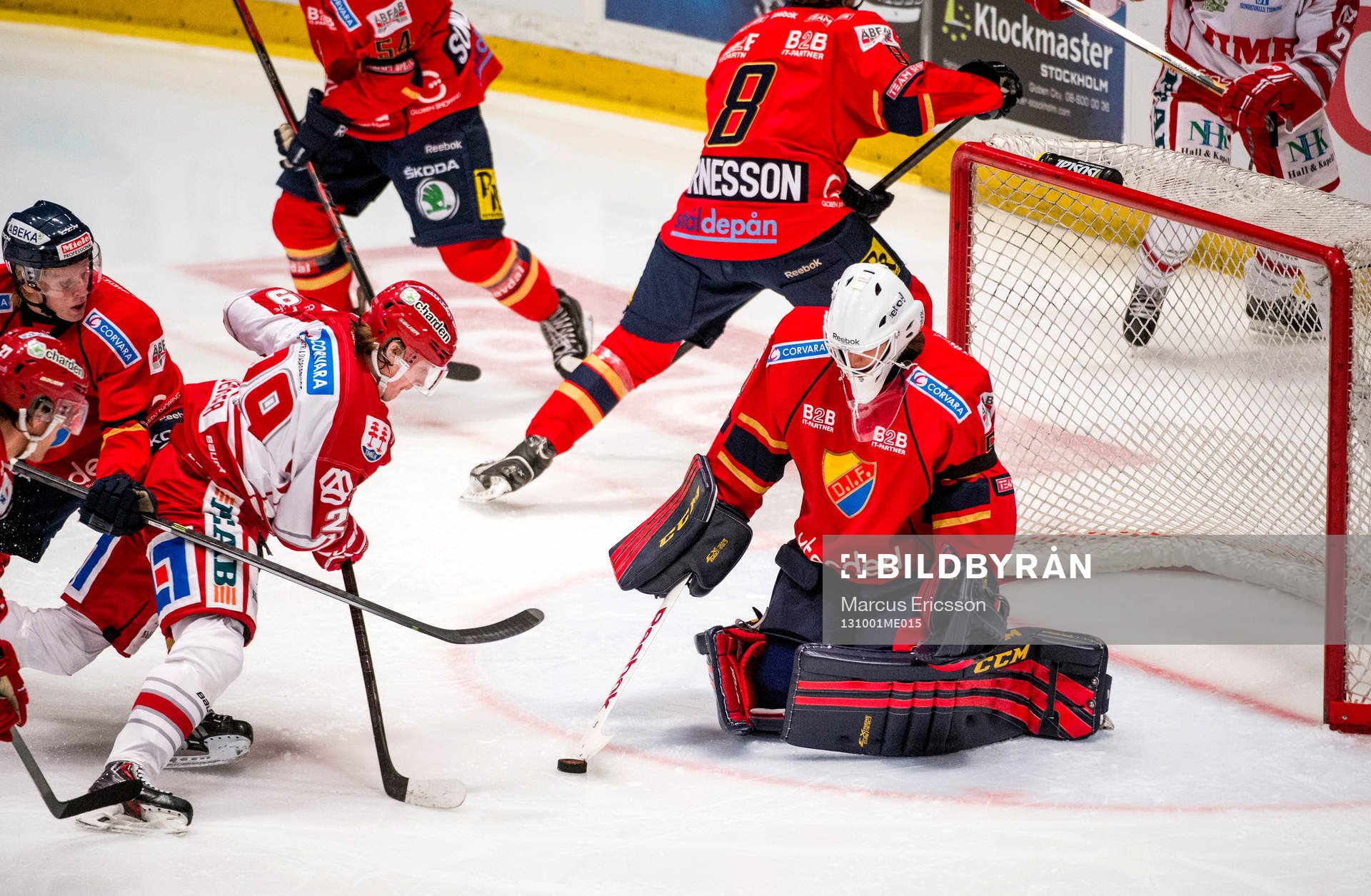 Timrås Johan Porsberger pressar på Djurgårdens  målvakt