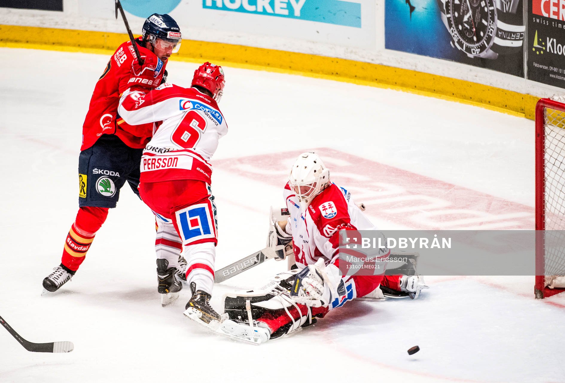 Timrås Robin Persson pressar undan Djurgårdens Mikael
