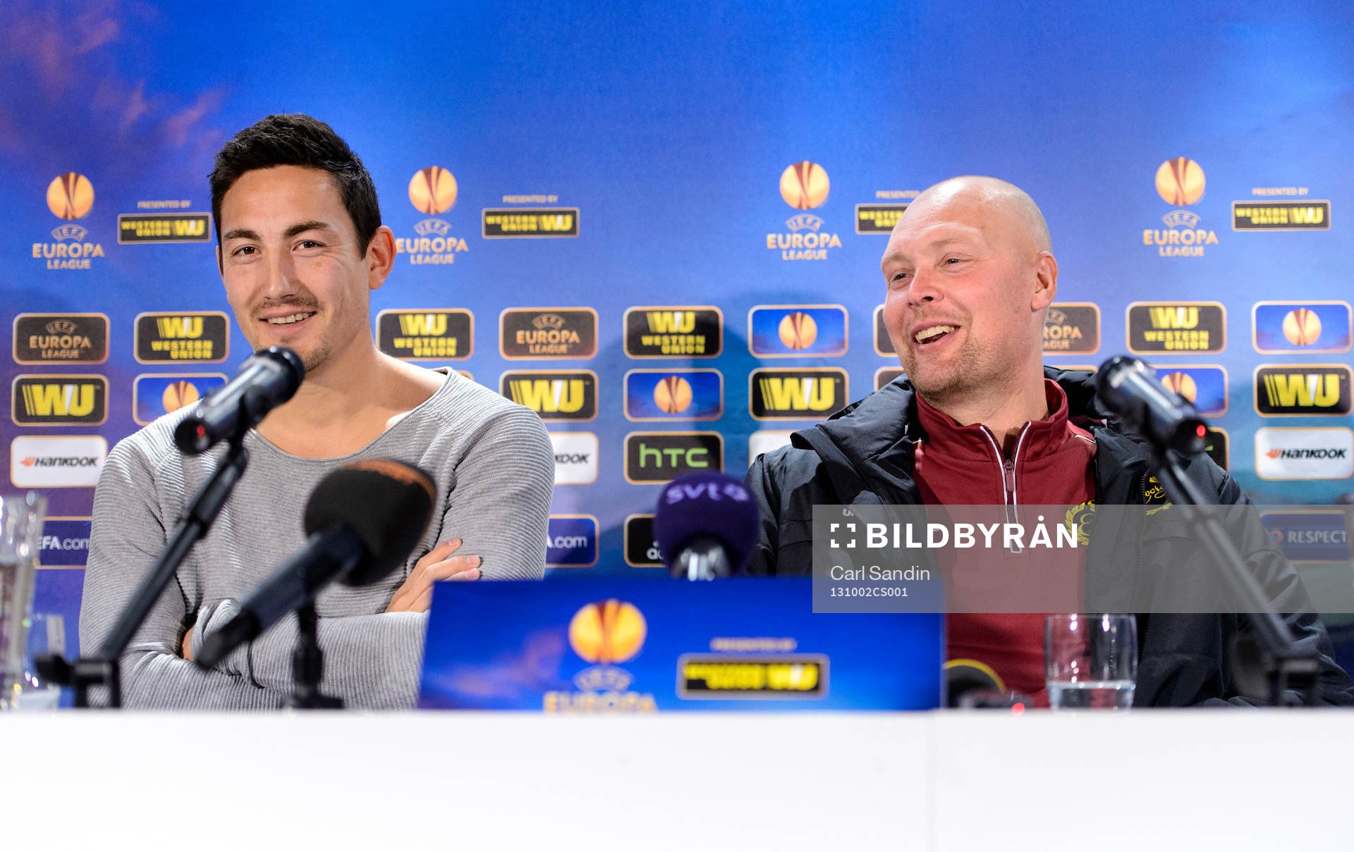 Elfsborgs Stefan Ishizaki och tränare Klas Ingesson ser glada ut under presskonferensen inför den andra gruppspelsmatchen i fotbollens Europa League den 2 oktober 2013 i Borås.