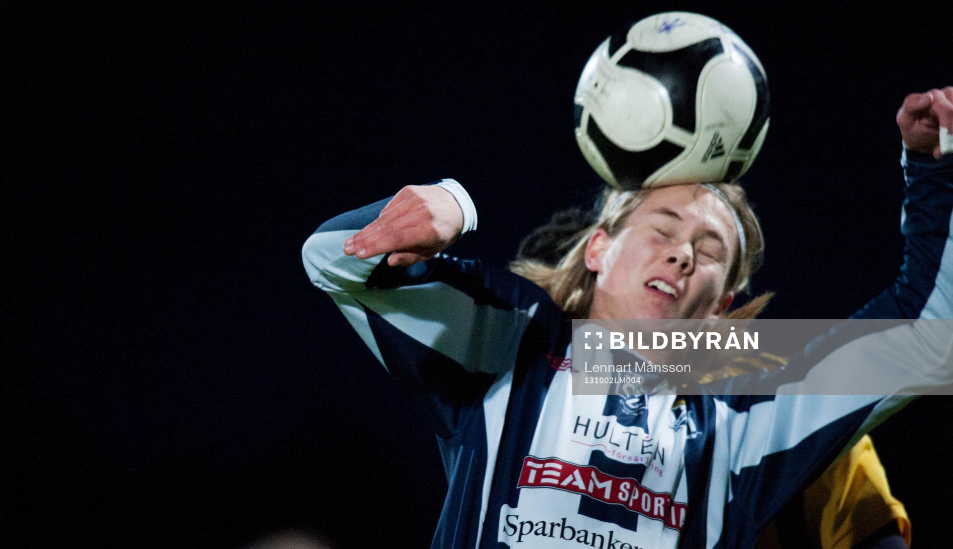 En Kristianstads-spelare nickar, bollen faller platt mot