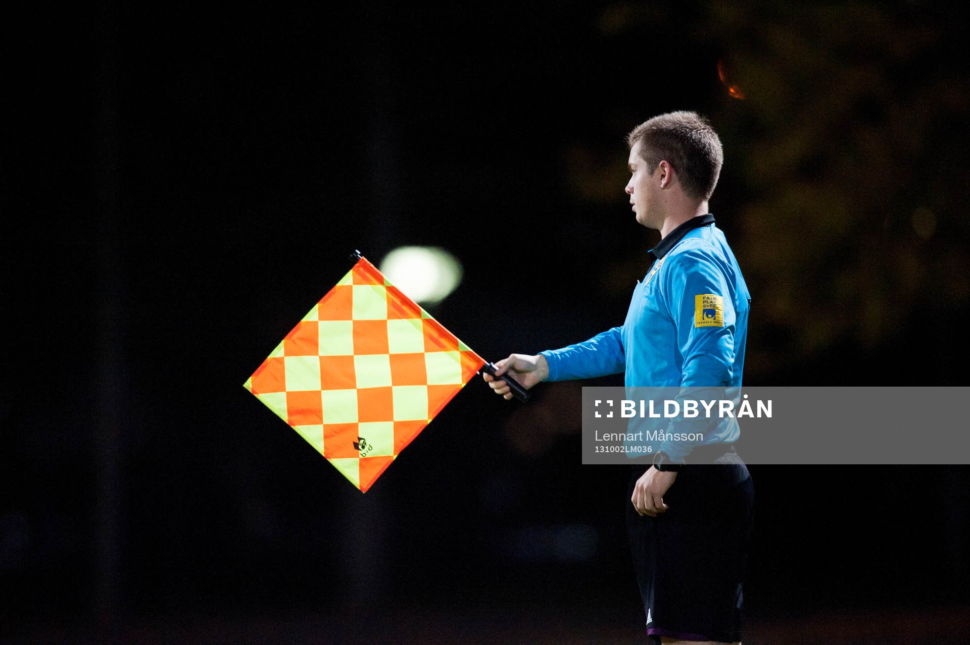Fotboll, allsvensk kval, IFK Hässleholm - Kristianstad: Assisterande domare vinkar för offside