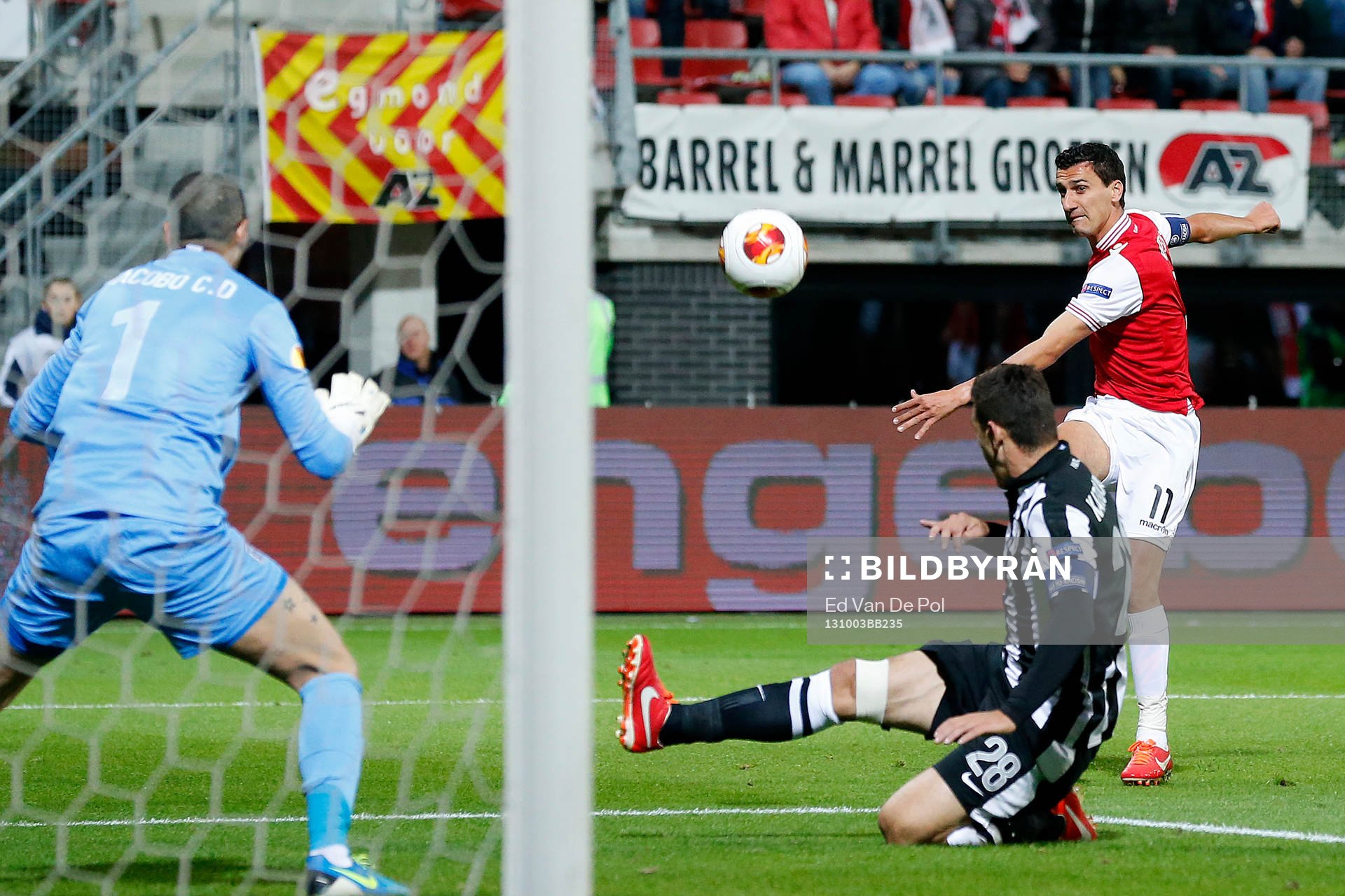 ALKMAAR - 03-10-2013 - Europa League, AZ - PAOK Saloniki, AFAS Stadion, Paok speler Jacobo Sanz Ovejero (l), AZ speler Maarten Martens (r), Paok speler Kostas Katsouranis (m).