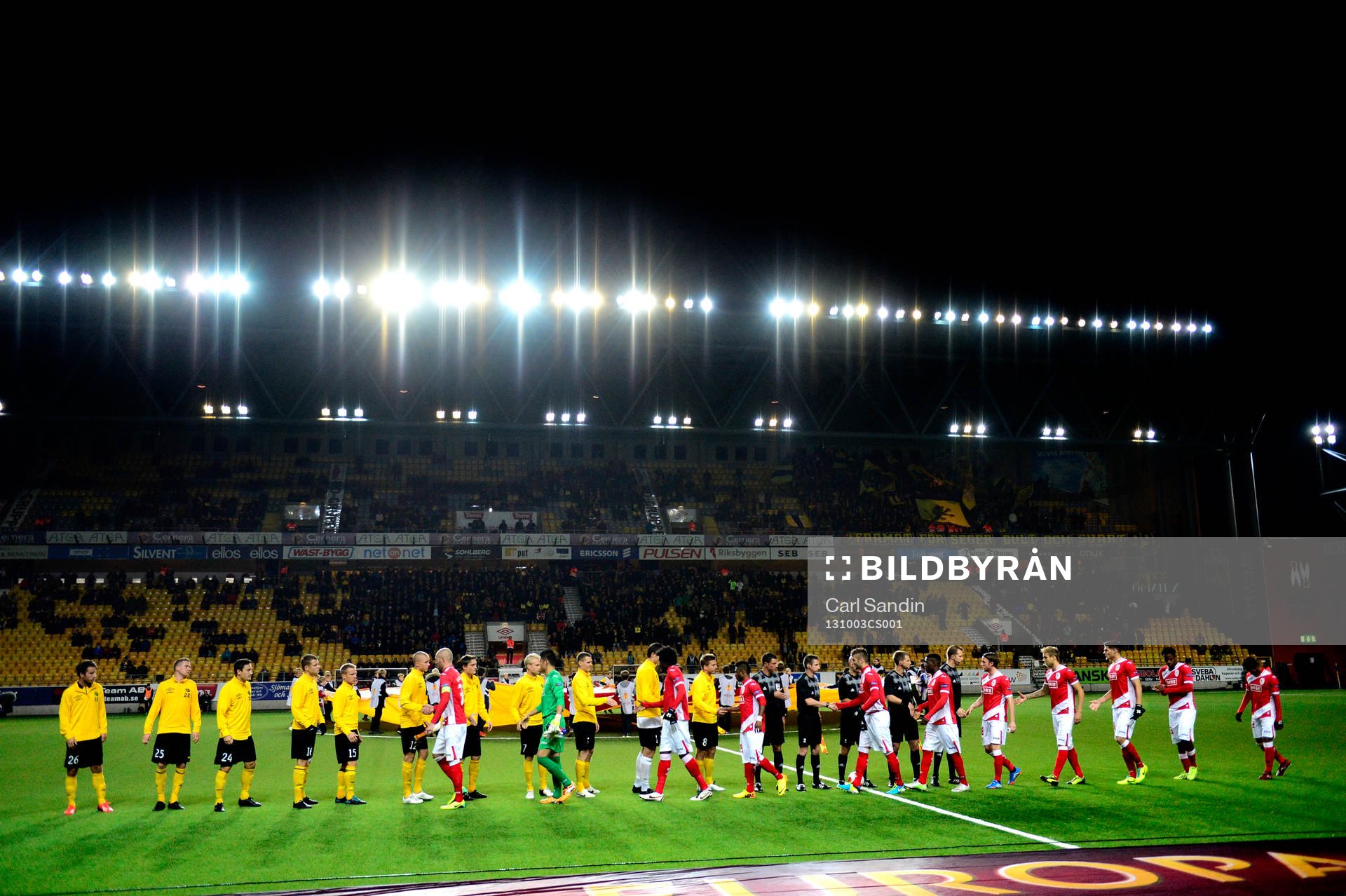 Lagen tar i hand innan fotbollsmatchen i Europa Leagues