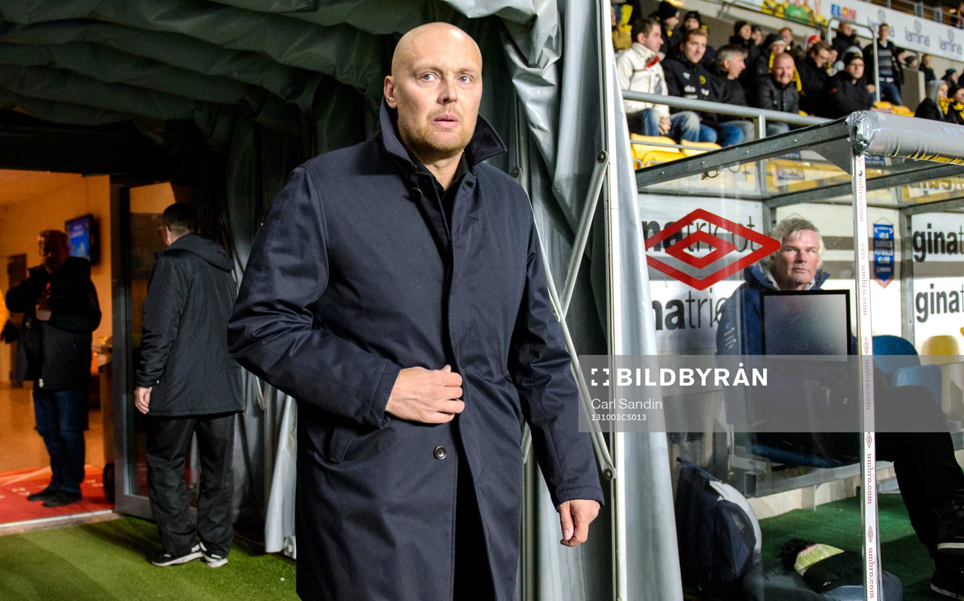 Elfsborgs tränare Klas Ingesson går in på Borås Arena