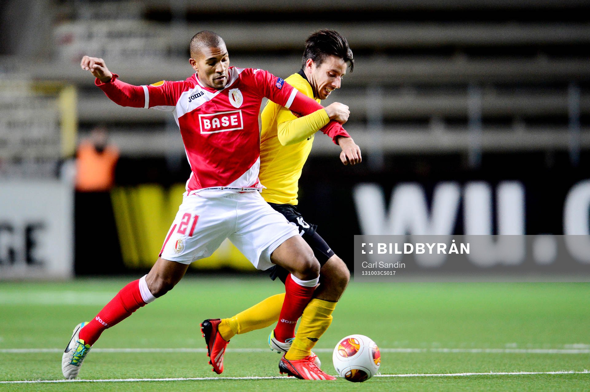 Standard Lieges William Vainqueur i kamp om bollen med Elfsborgs Mikkel Beckmann under fotbollsmatchen i Europa Leagues gruppspel mellan Elfsborg och Standard Liege den 3 oktober 2013 i Borås.
