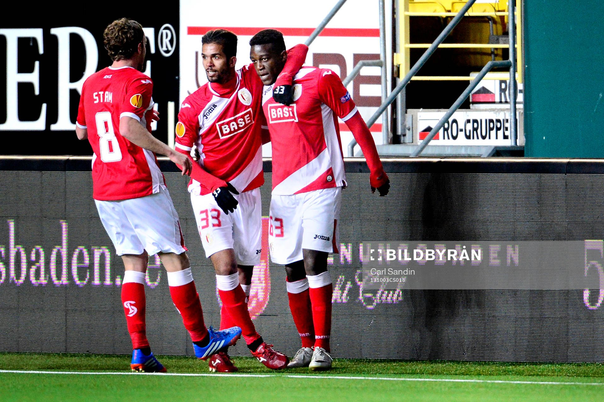 Standard Lieges Mehdi Carcela Gonzalez kramas om efter att ha gjort 1-1 under fotbollsmatchen i Europa Leagues gruppspel mellan Elfsborg och Standard Liege den 3 oktober 2013 i Borås.
