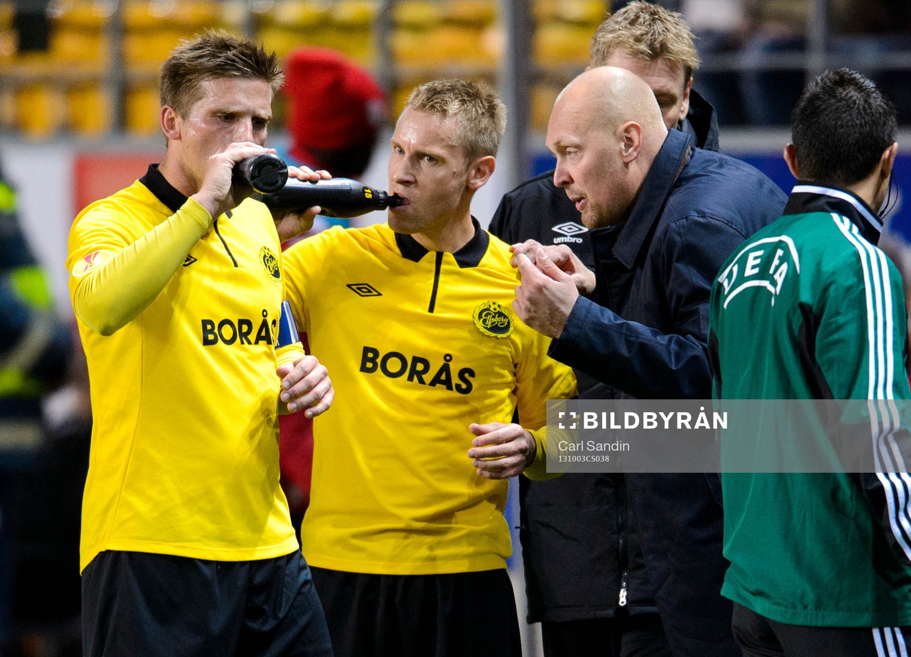 Elfsborgs tränare Klas Ingesson (h) pratar med Anders