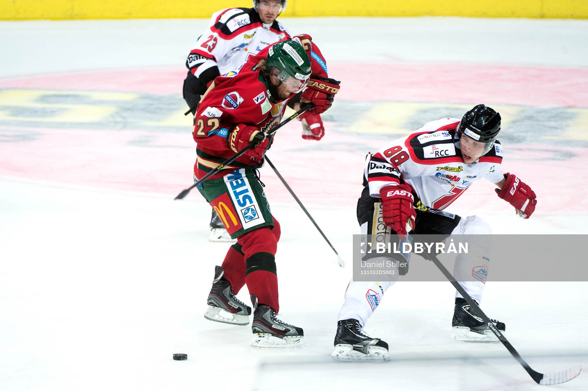 Frölundas Robin Figren försöker finta Örebros Viktor