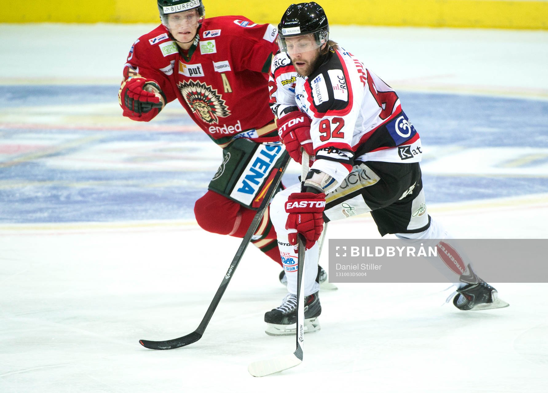 Örebros Robin Dahlstrøm tar sig Frölundas John Klingberg